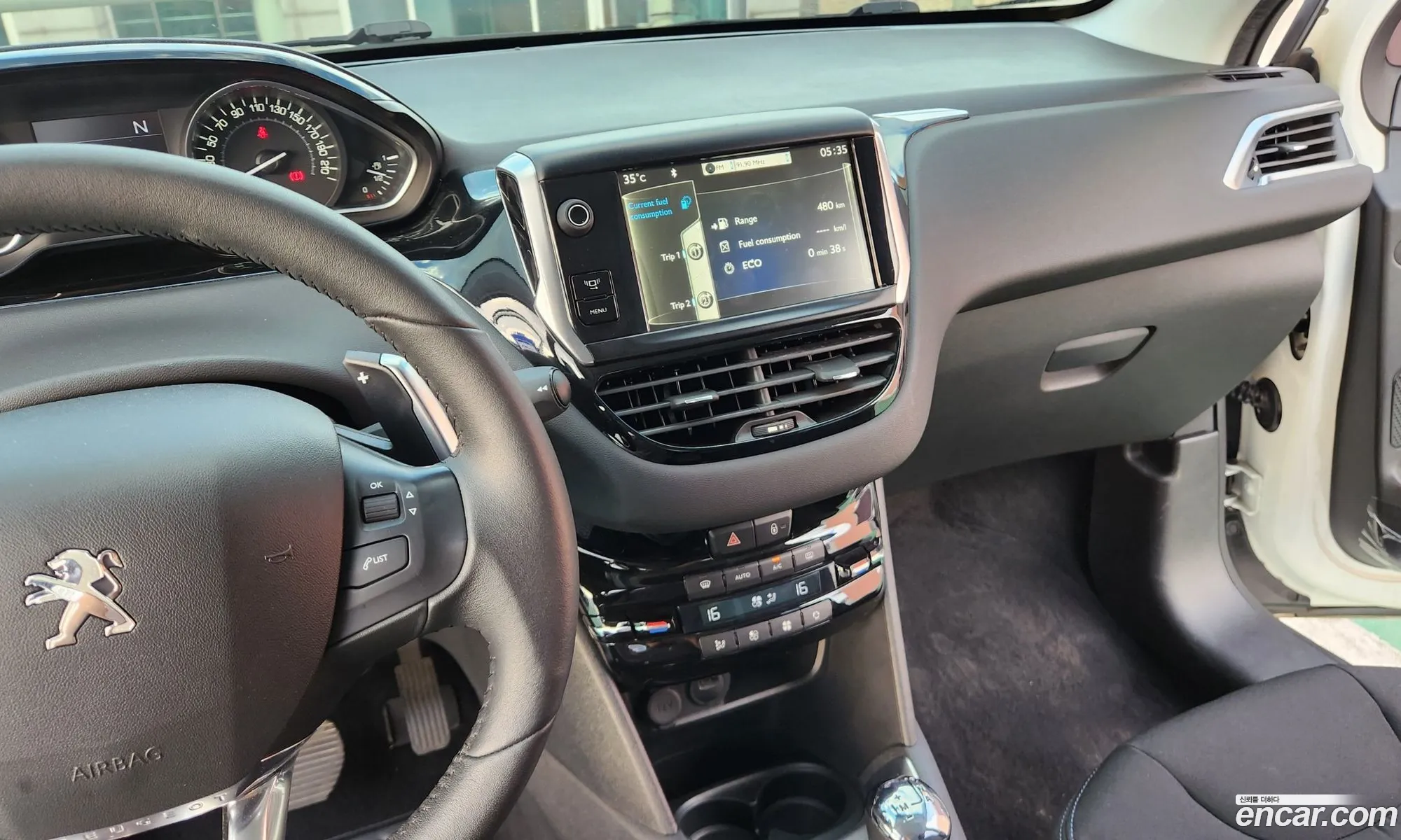 Peugeot 208 2013 — 18