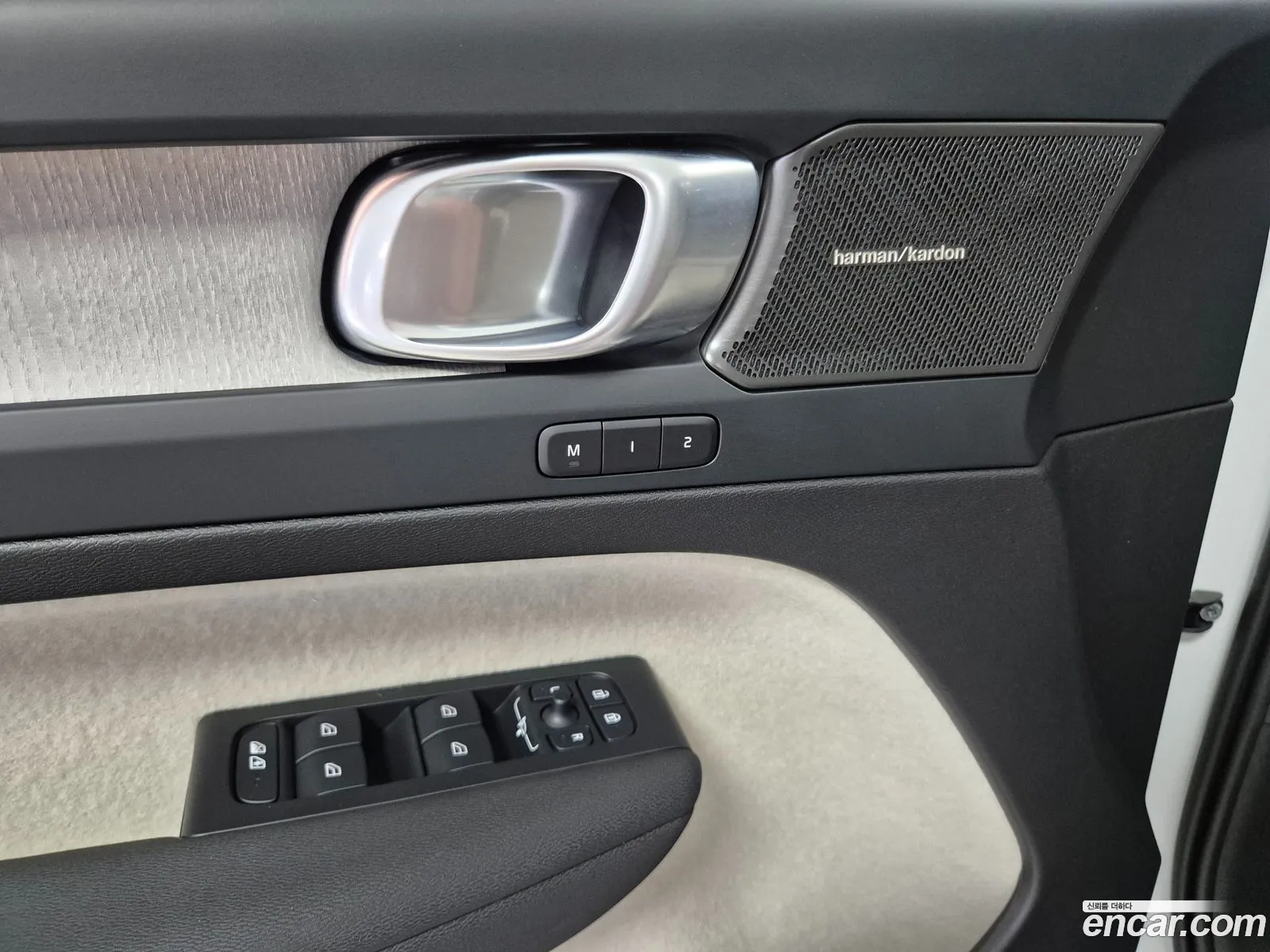Volvo XC40 2025 — 2