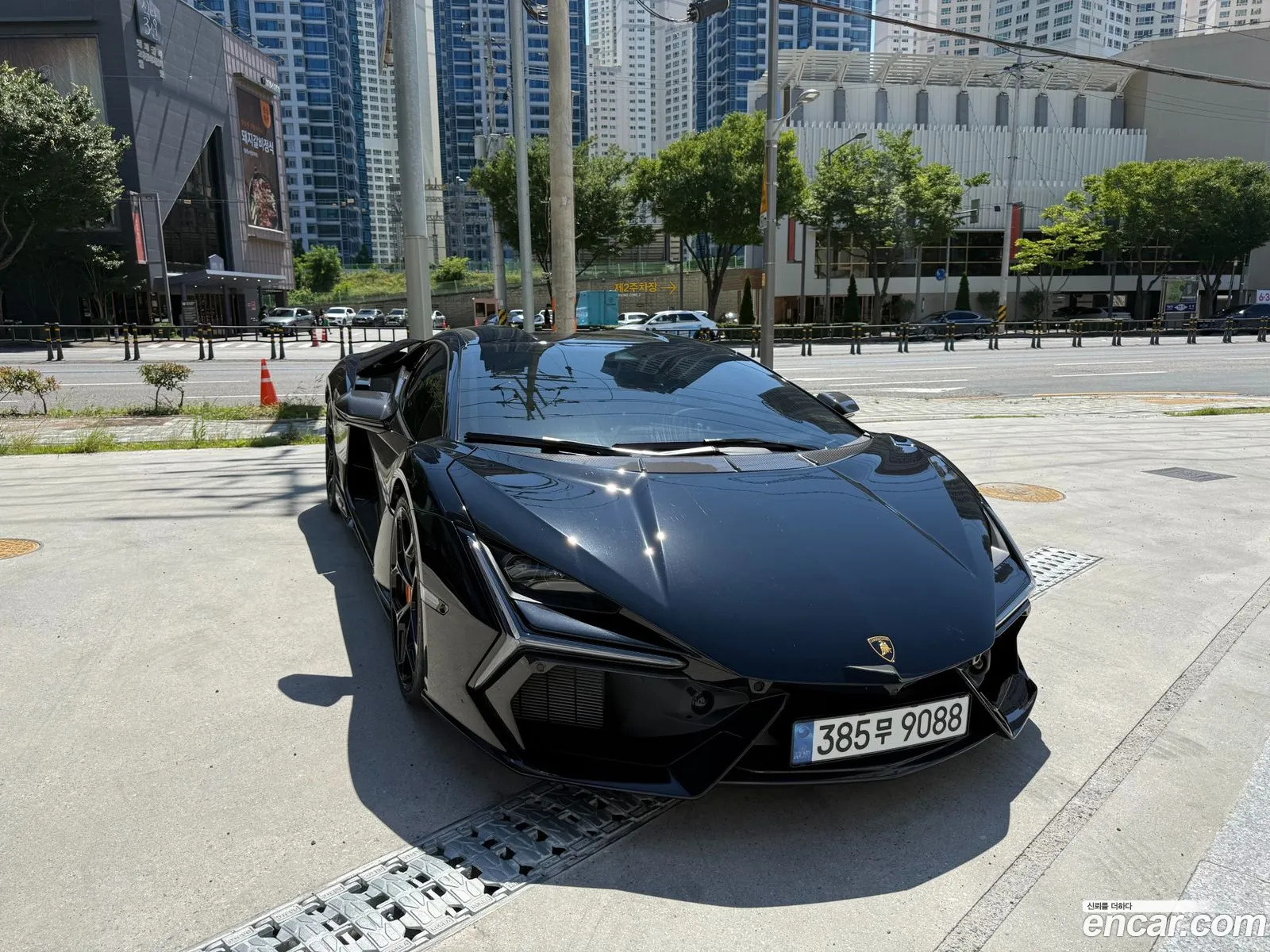 Lamborghini Revuelto 2025 — 3