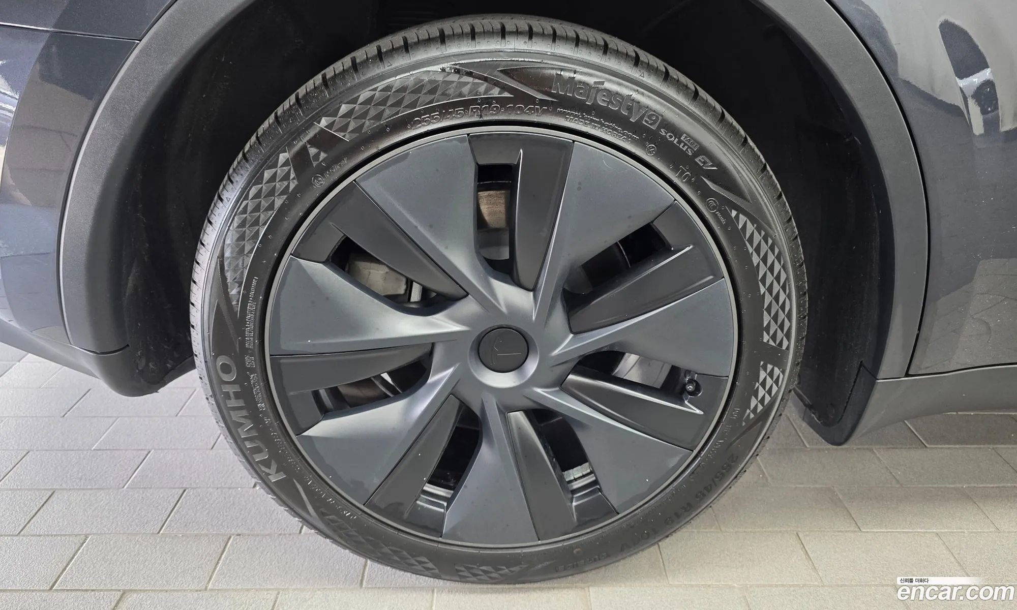 Tesla Model Y 2025 — 11