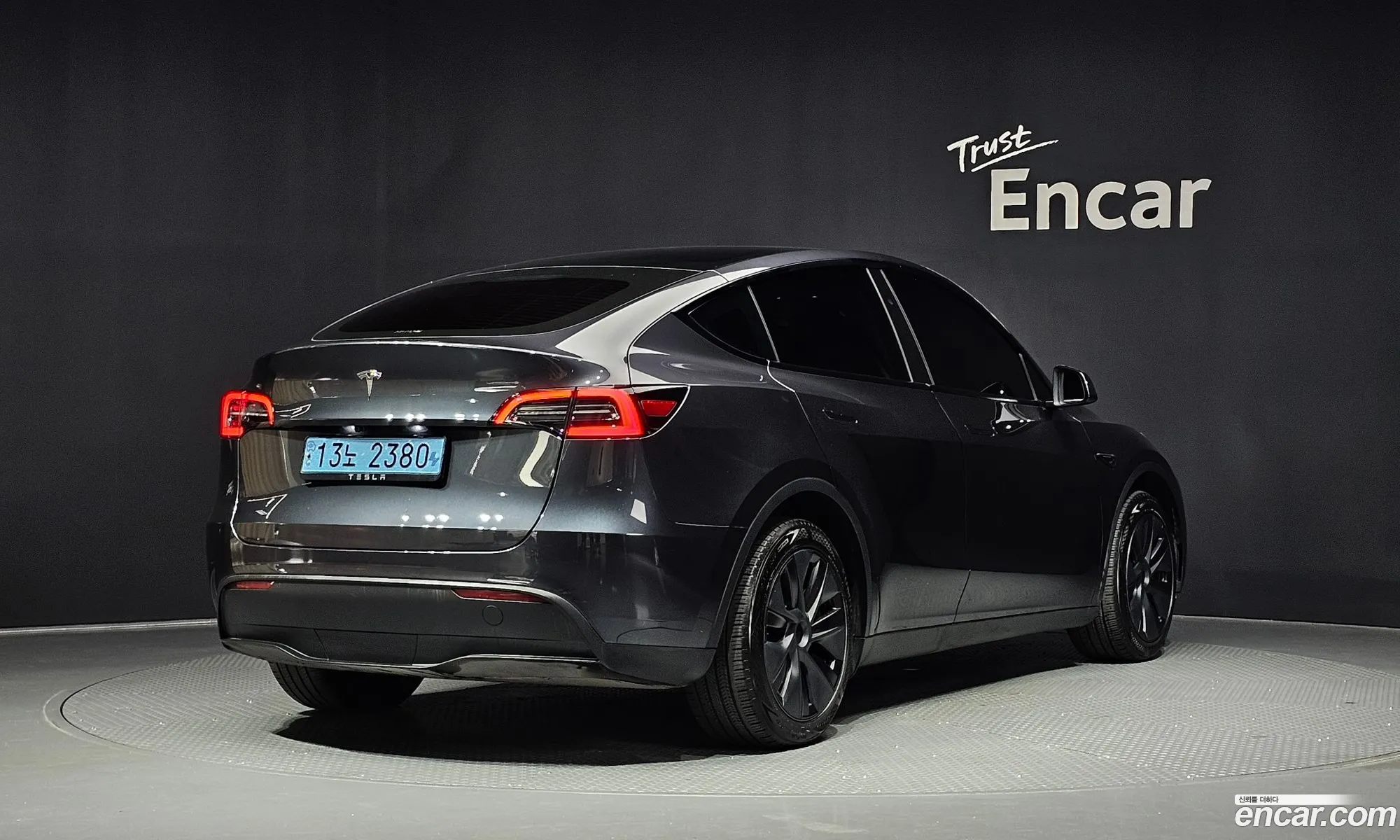 Tesla Model Y 2025 — 12