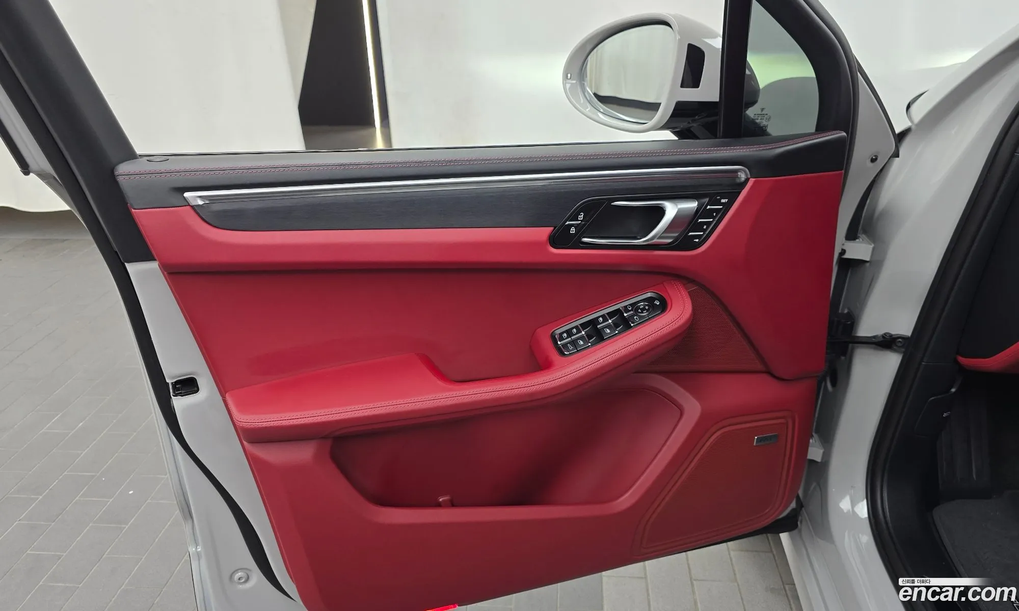 Porsche Macan 2024 WP1AF2959RLB50728 — 24