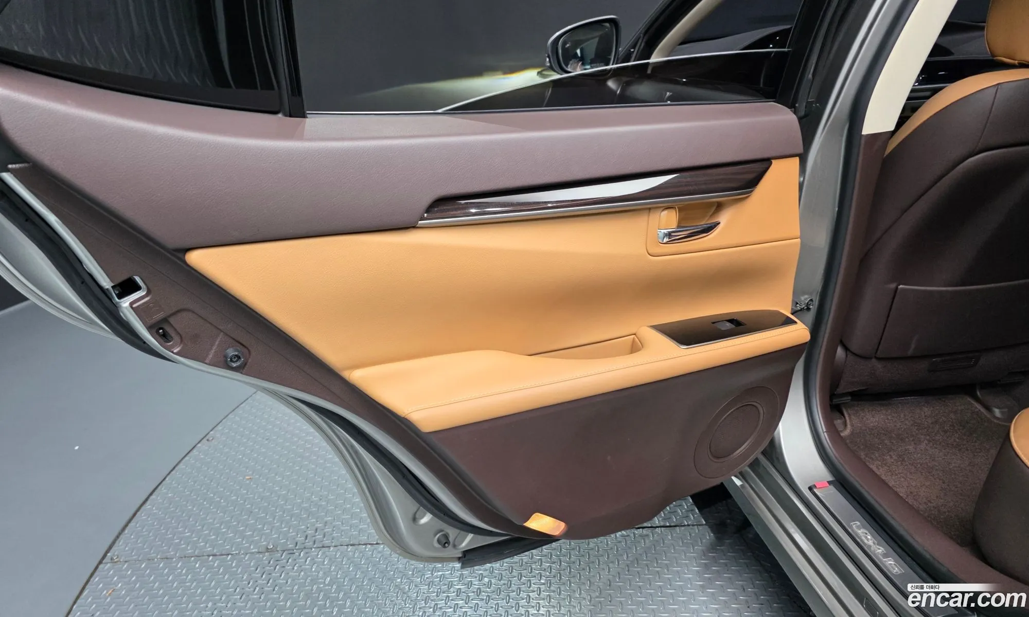 Lexus ES300h 2017 — 32