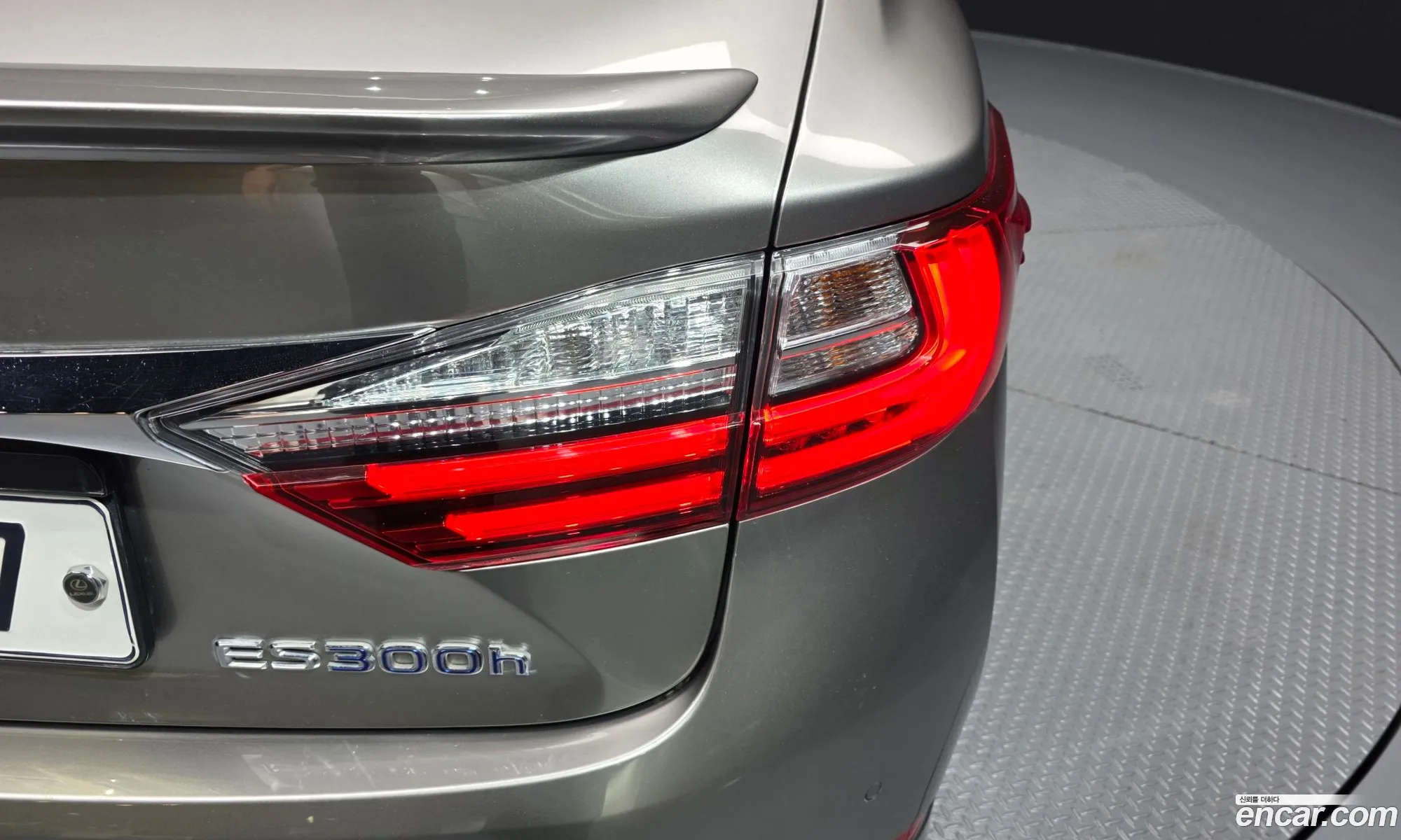 Lexus ES300h 2017 — 10