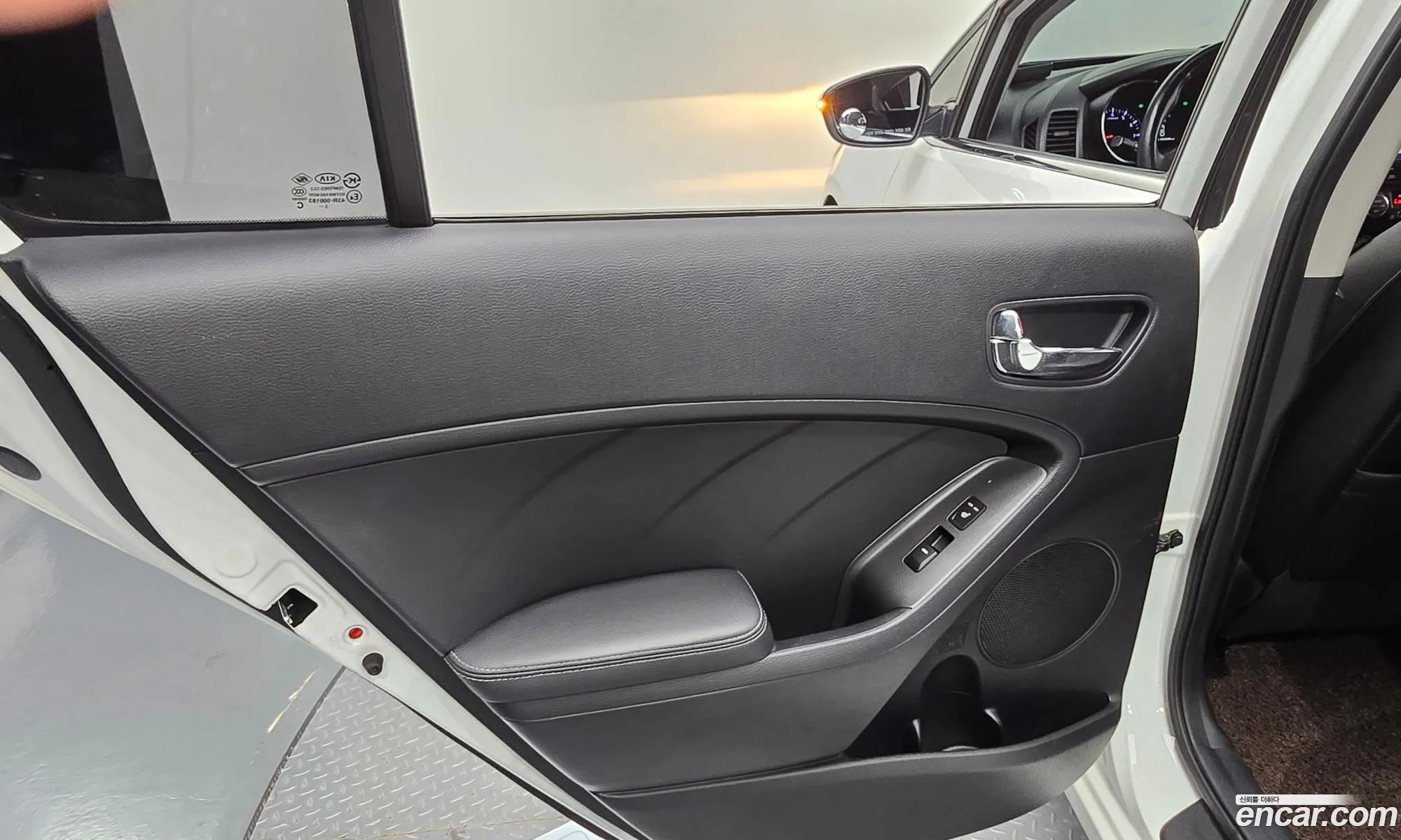 Kia K3 2014 — 17