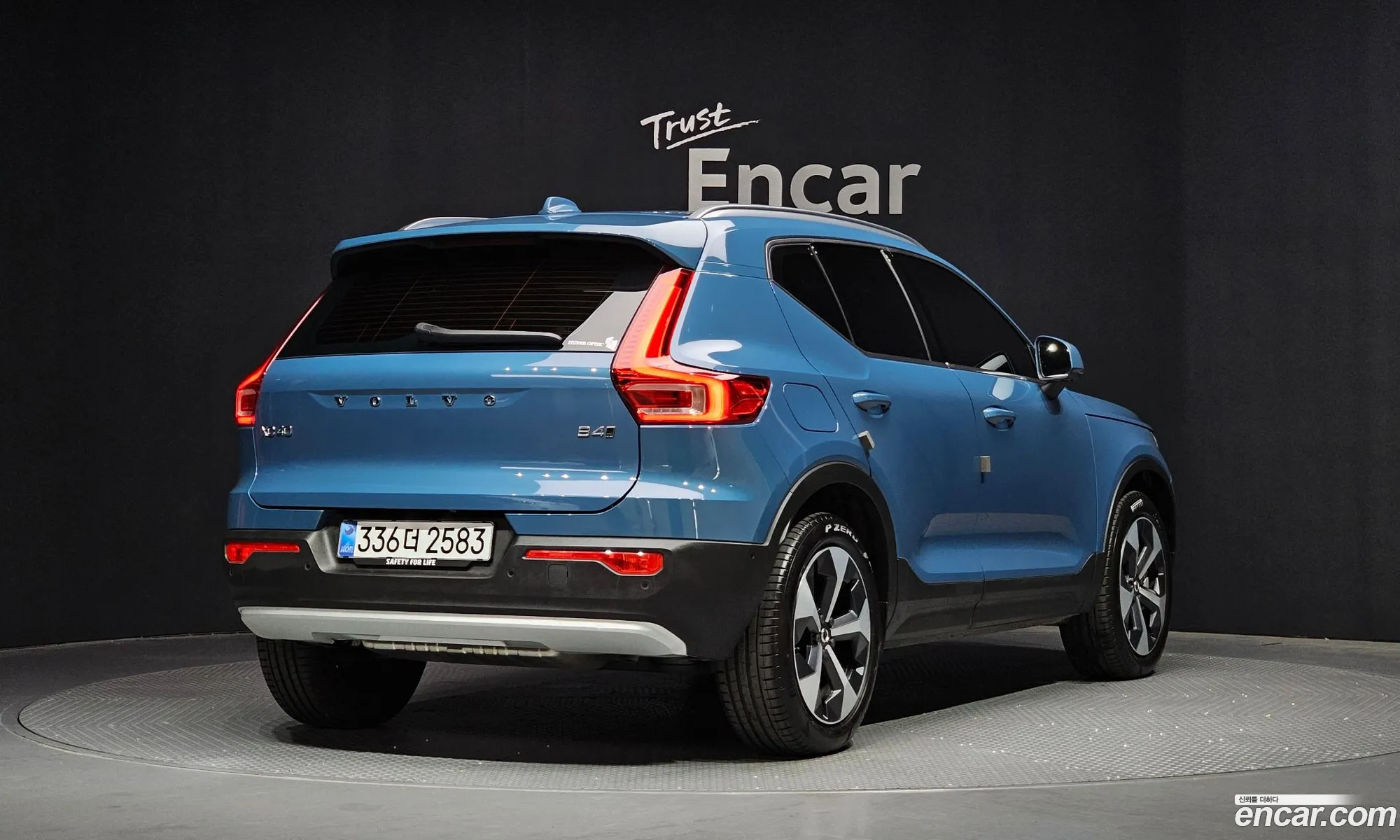 Volvo XC40 2025 — 2