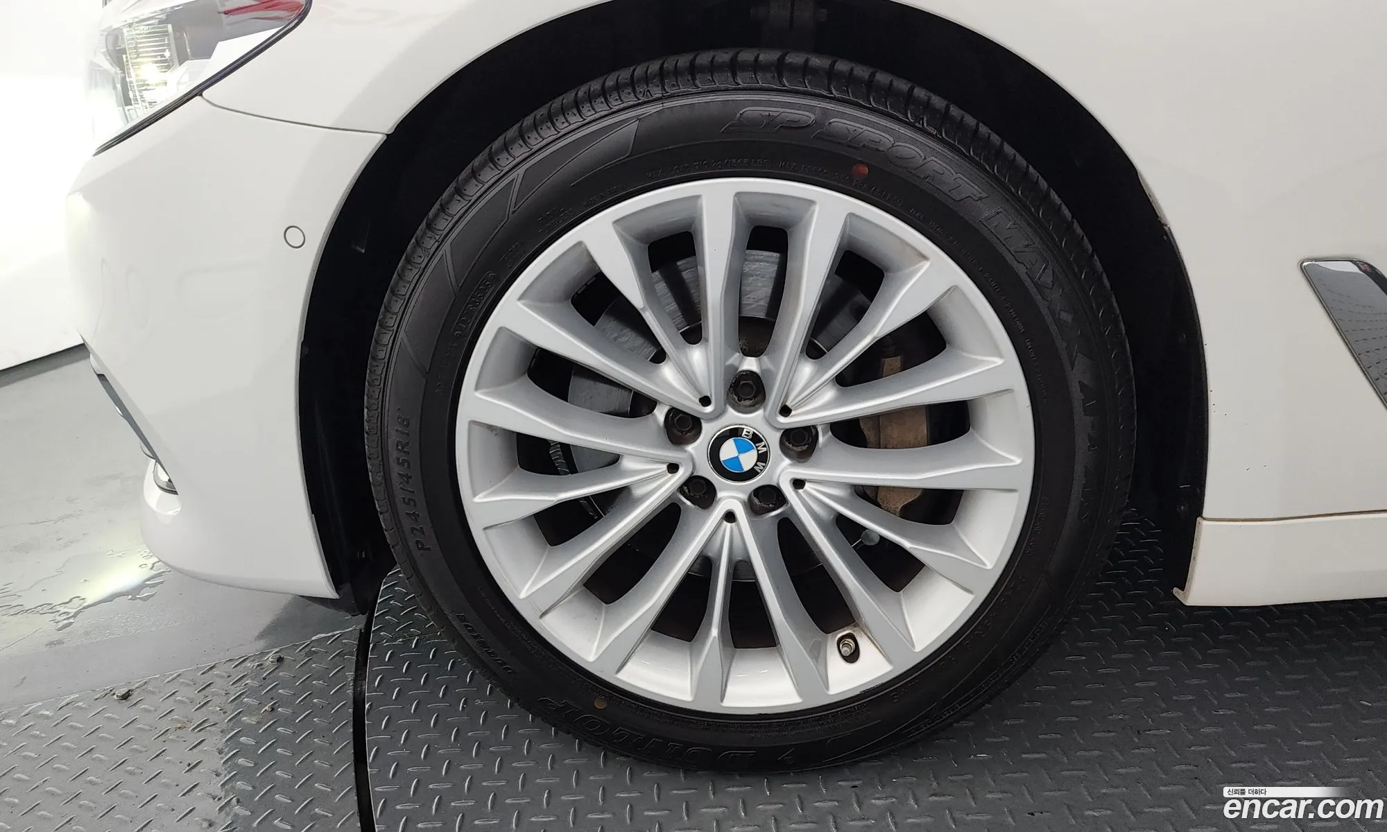 BMW 5 Series 2018 WBAJD9103JWC83150 — 26