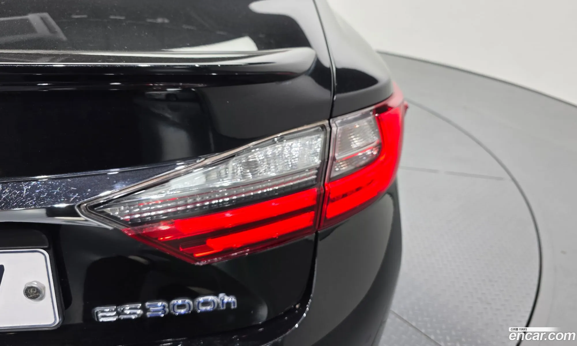 Lexus ES300h 2018 JTHBW1GGXJ2168698 — 2