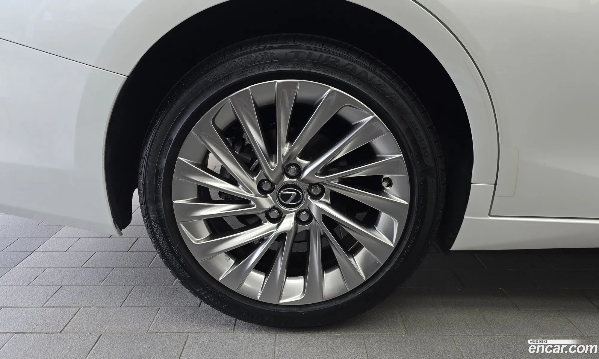 Lexus ES300h 7th Gen 2025 JTHBA1C1XT2029089 — 28