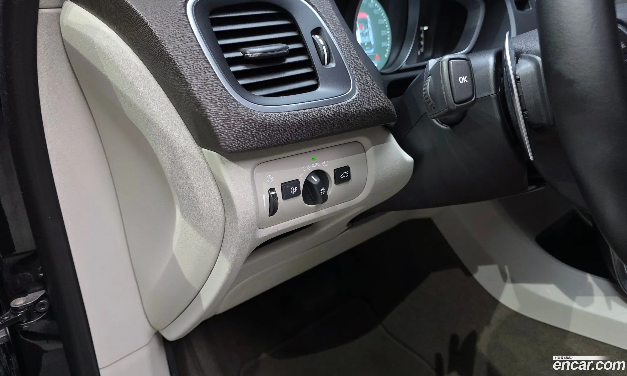 Volvo V40 2016 YV1MV40LDG2316077 — 18