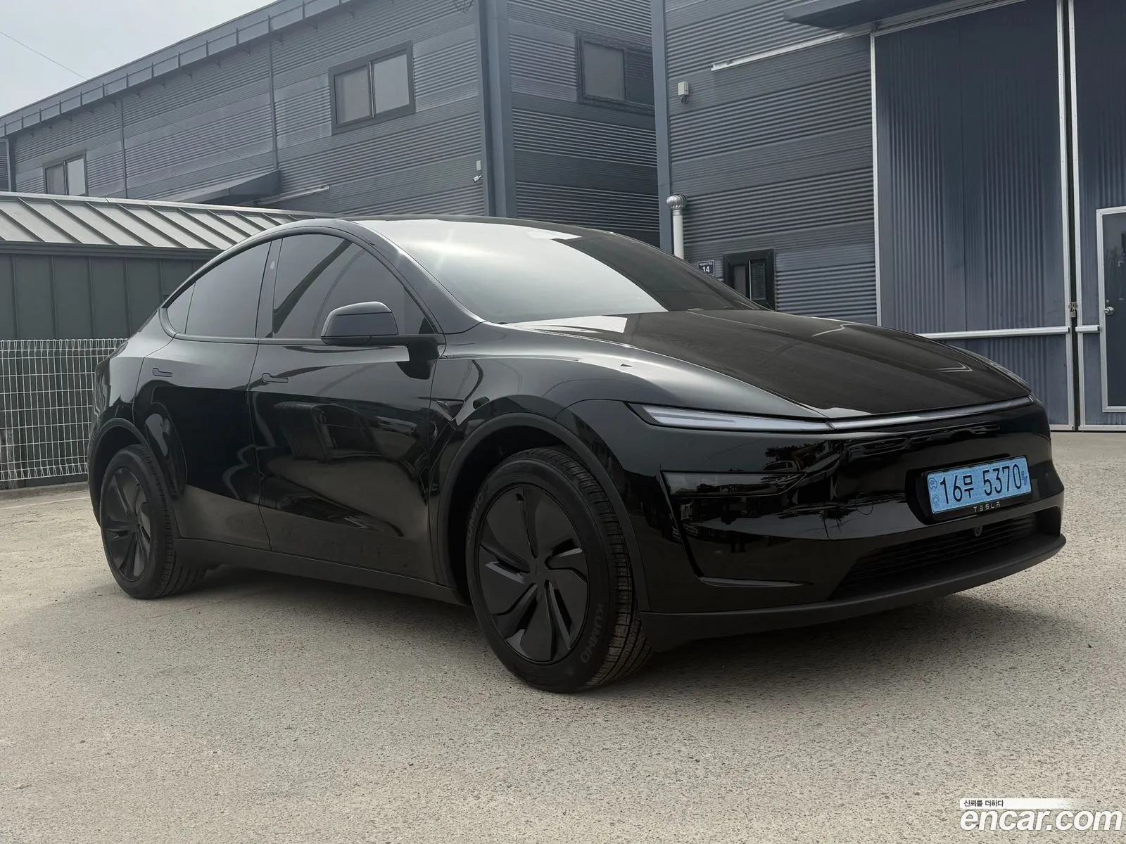 Tesla Model Y 2026 — 12