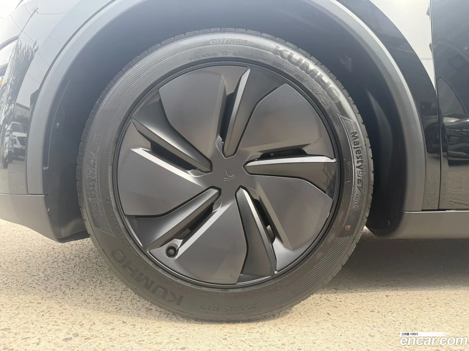 Tesla Model Y 2026 — 9