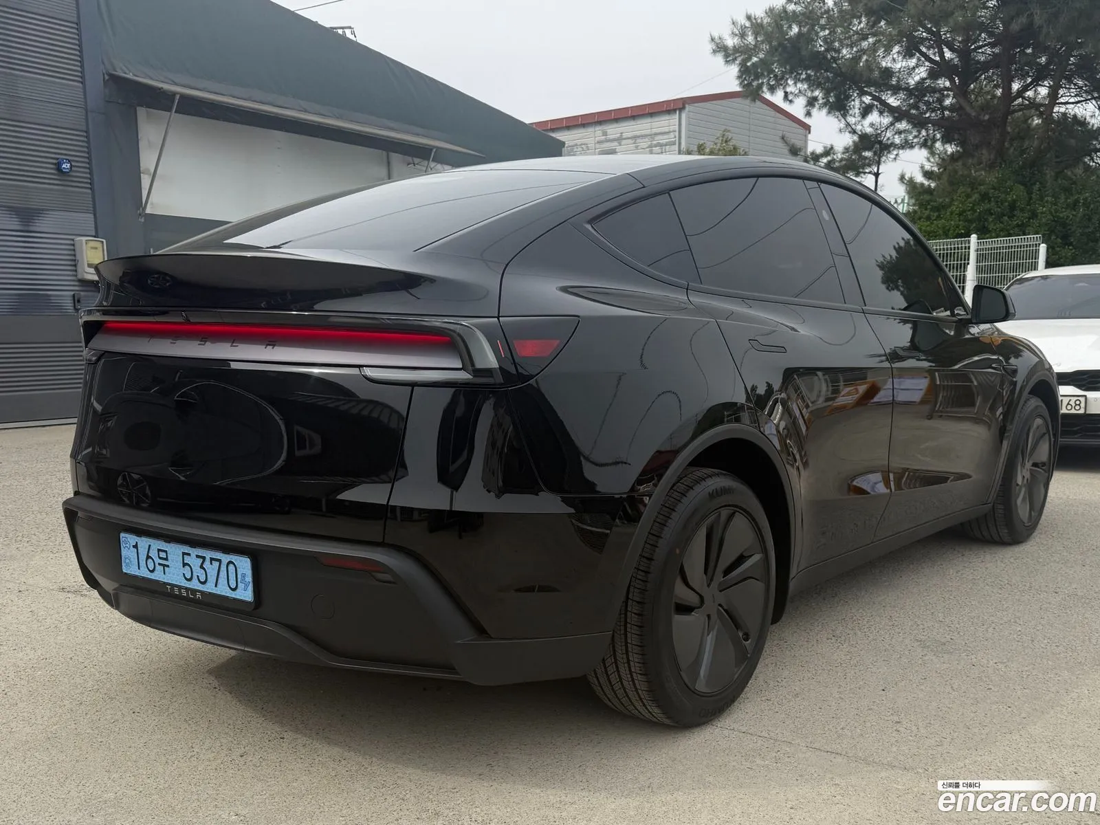 Tesla Model Y 2026 — 13