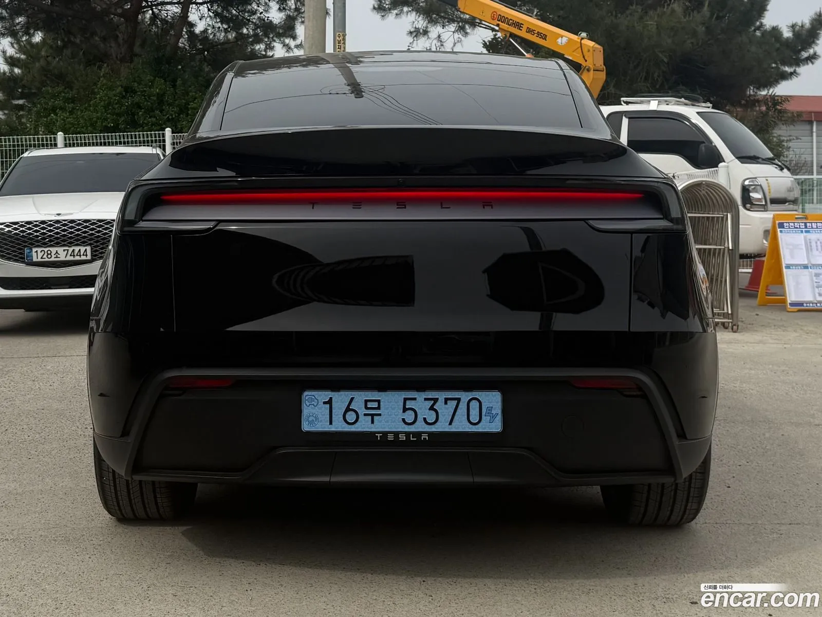 Tesla Model Y 2026 — 11