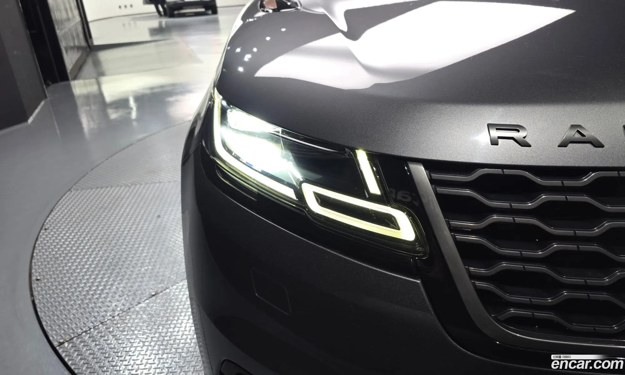 Land Rover Range Rover Velar 2017 — 12