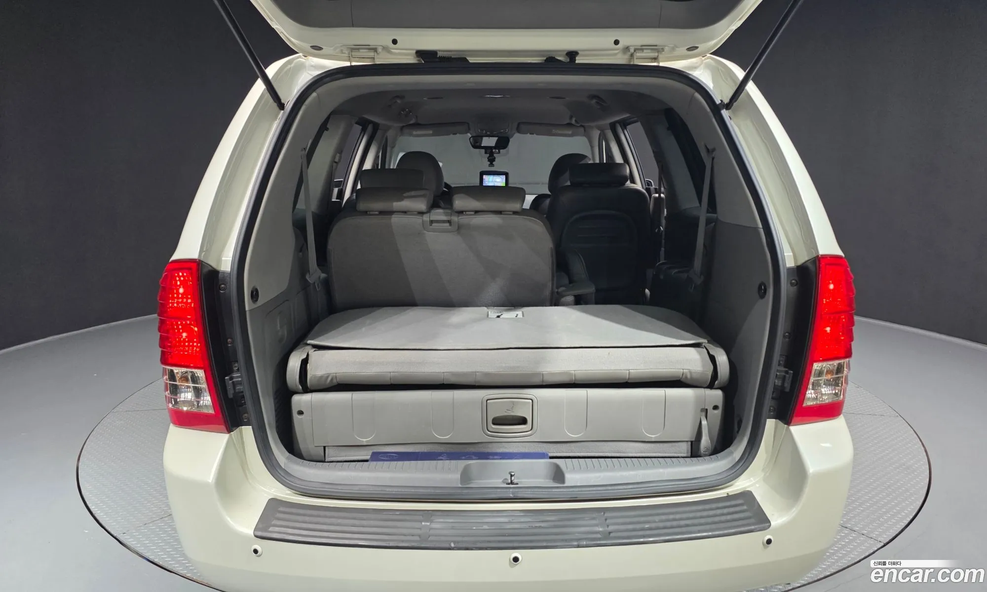 Kia Carnival R 2010 — 19