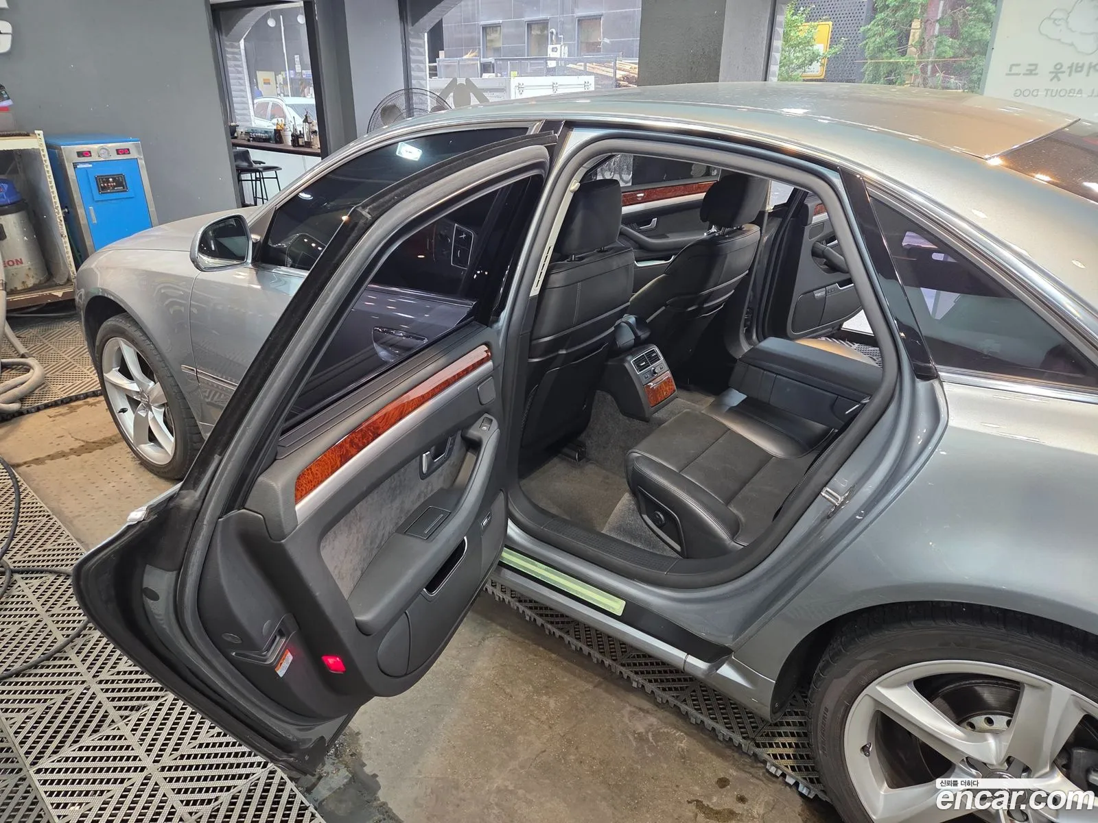 Audi A8 2010 — 12