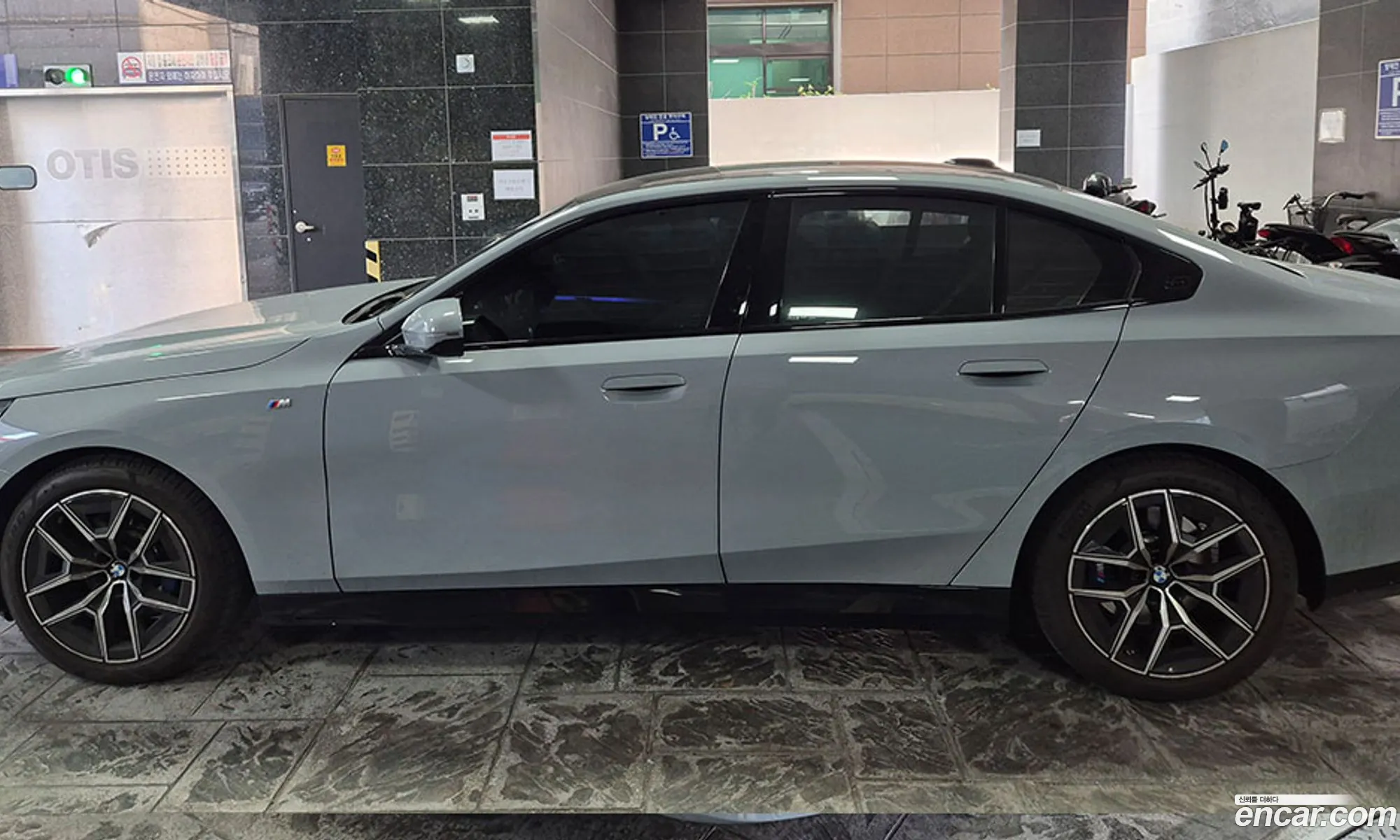 BMW 5 Series 2025 — 13