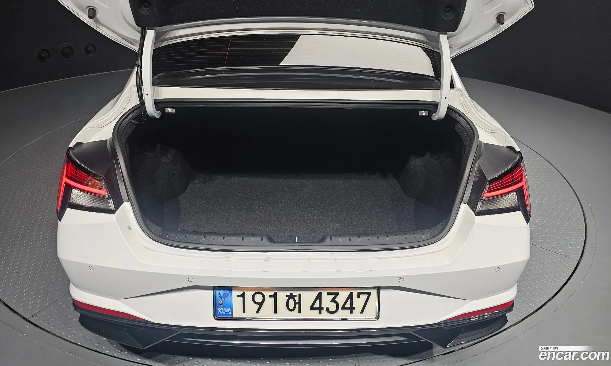 Hyundai Elantra 2023 — 4
