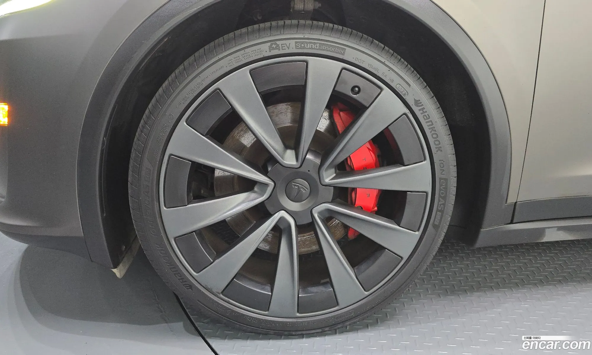 Tesla Model X 2023 — 19