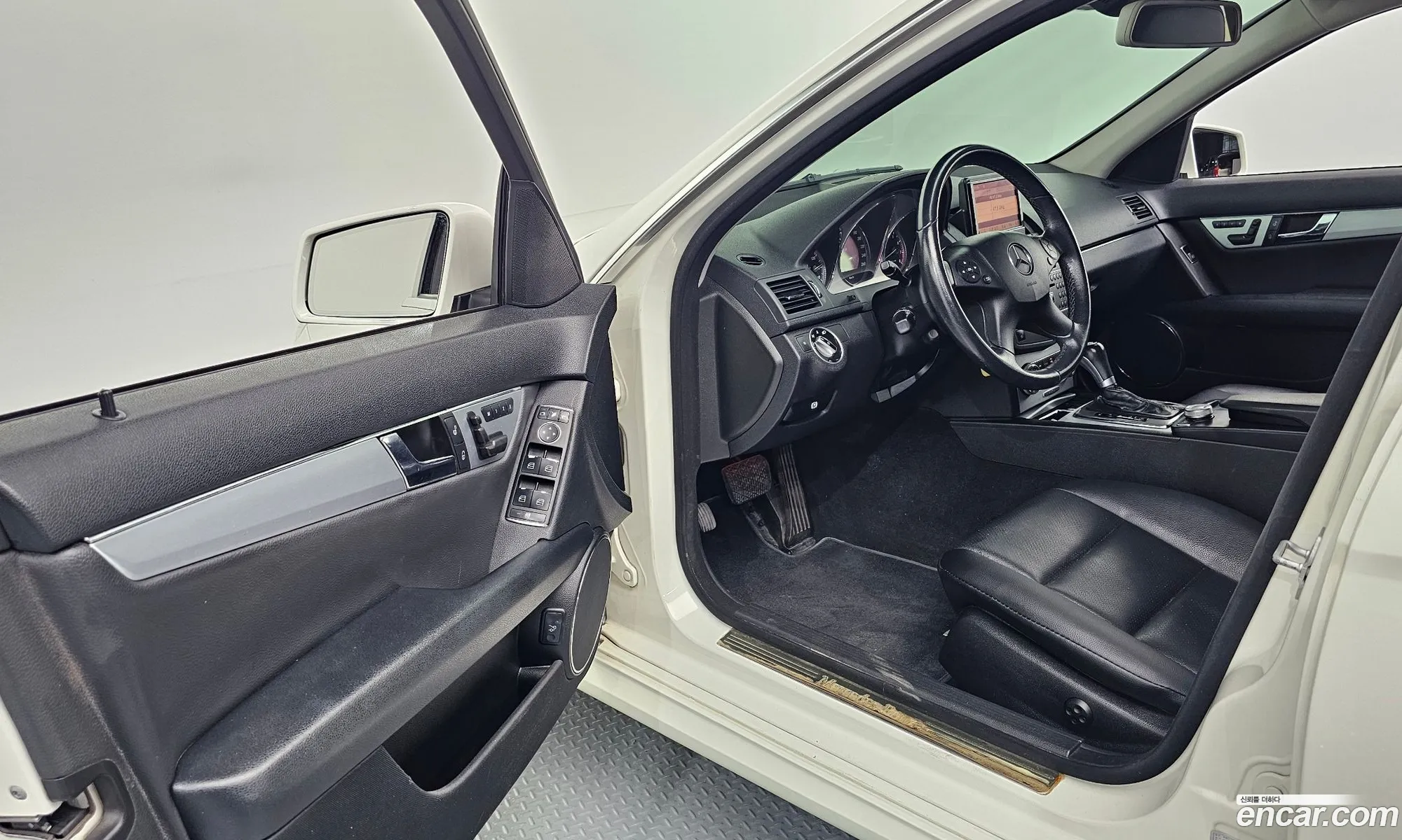 Mercedes-Benz C-Class W204 2011 WDDGF4JB2BA475334 — 4