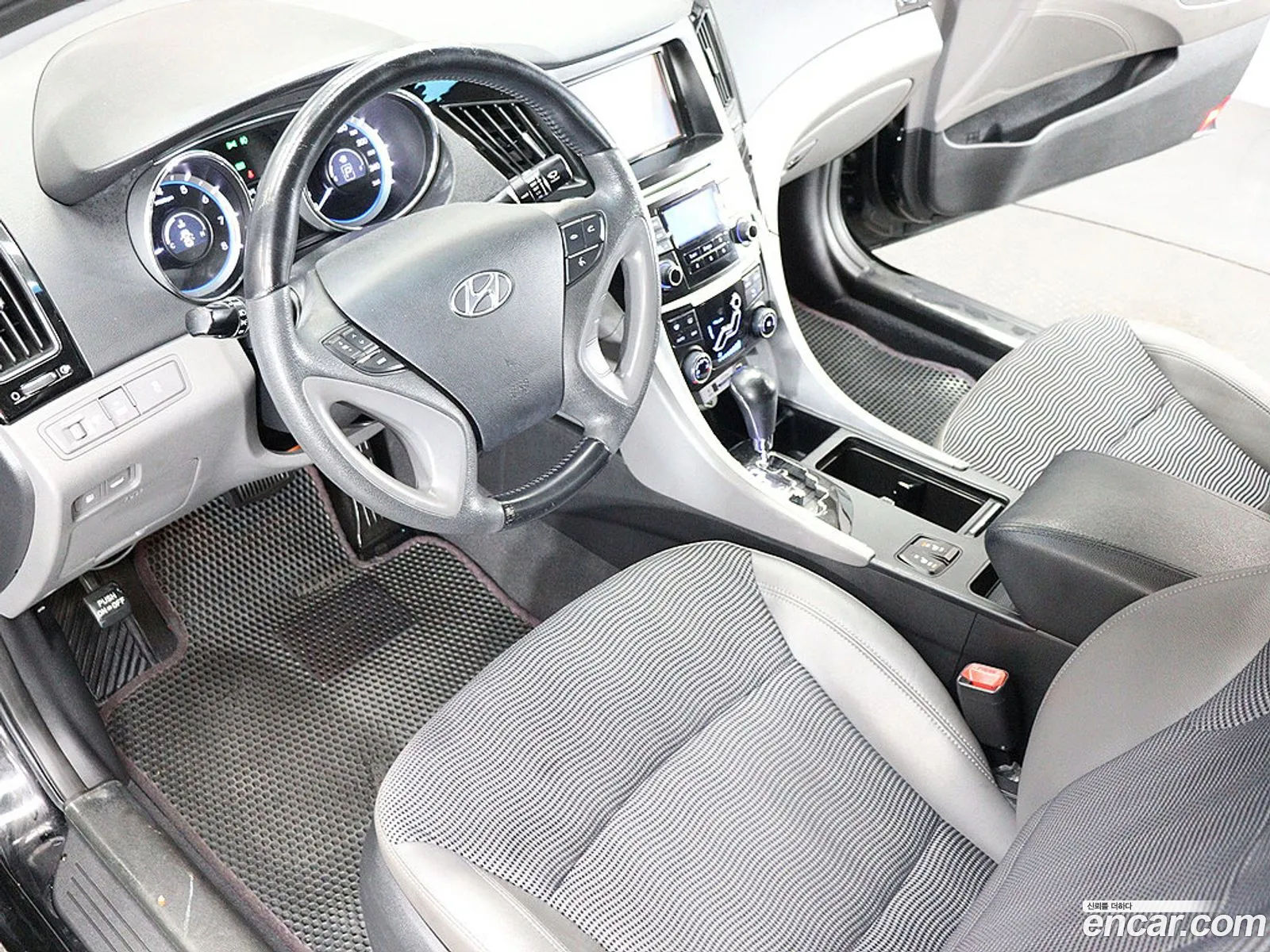 Hyundai YF Sonata 2011 — 17