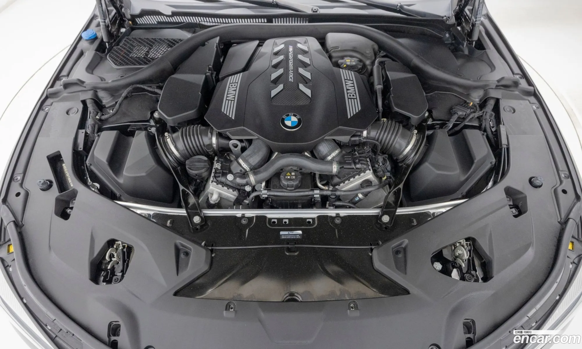 BMW 8 Series 2023 — 16
