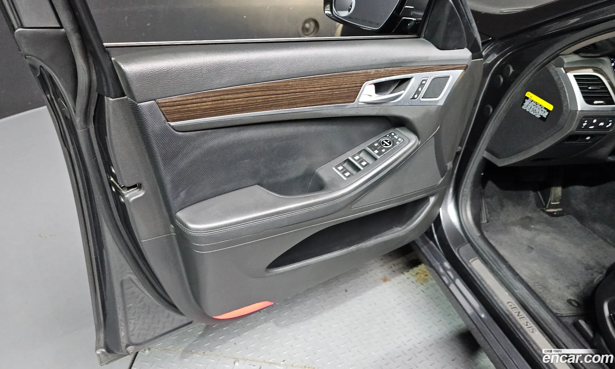 Genesis G80 2017 KMHGL41DBHU231662 — 10