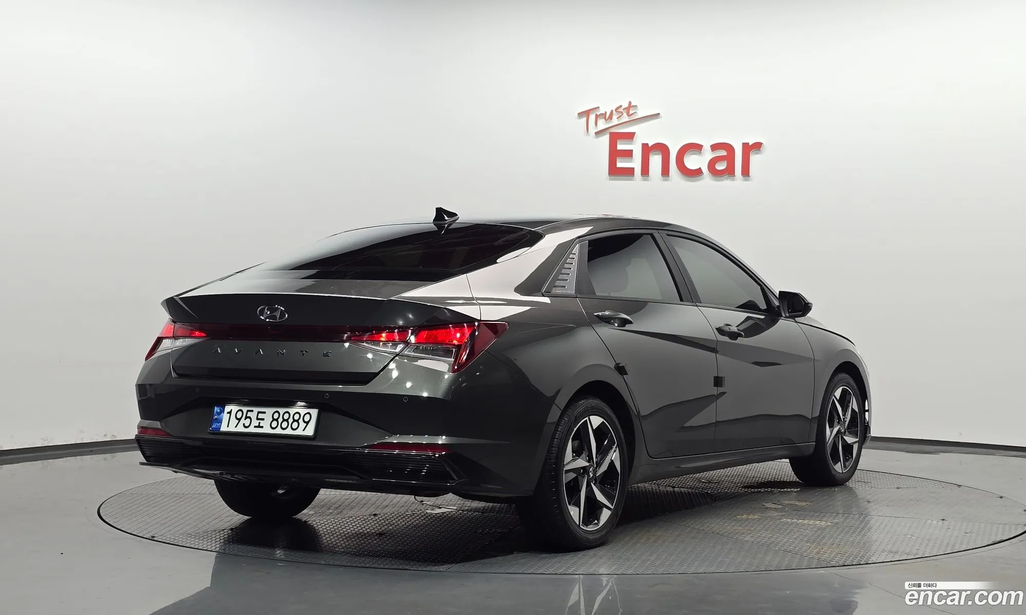 Hyundai Elantra Hybrid 2023 — 13