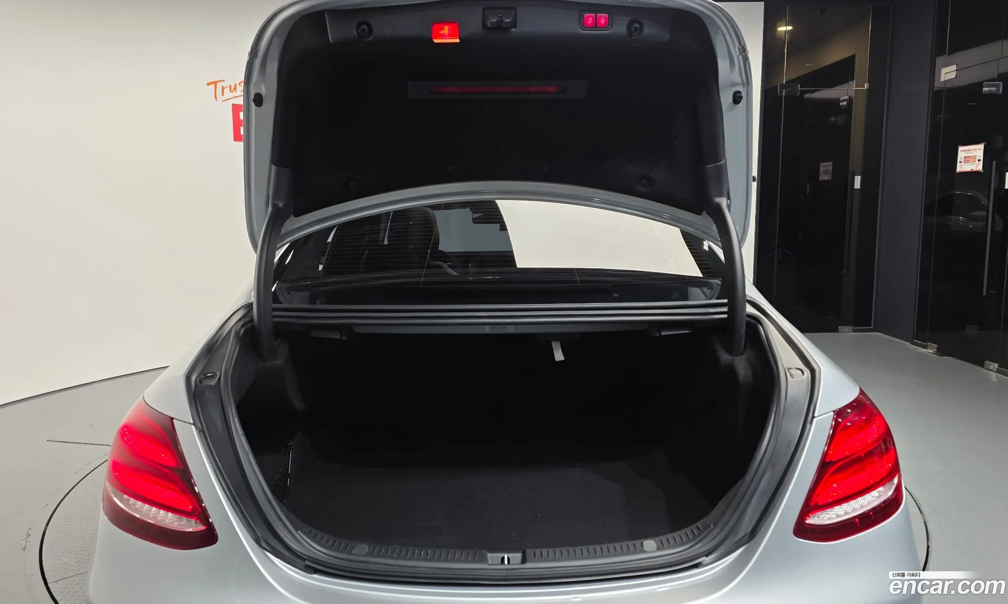 Mercedes-Benz E-Class W213 2017 WDDZF4JB0JA336679 — 4
