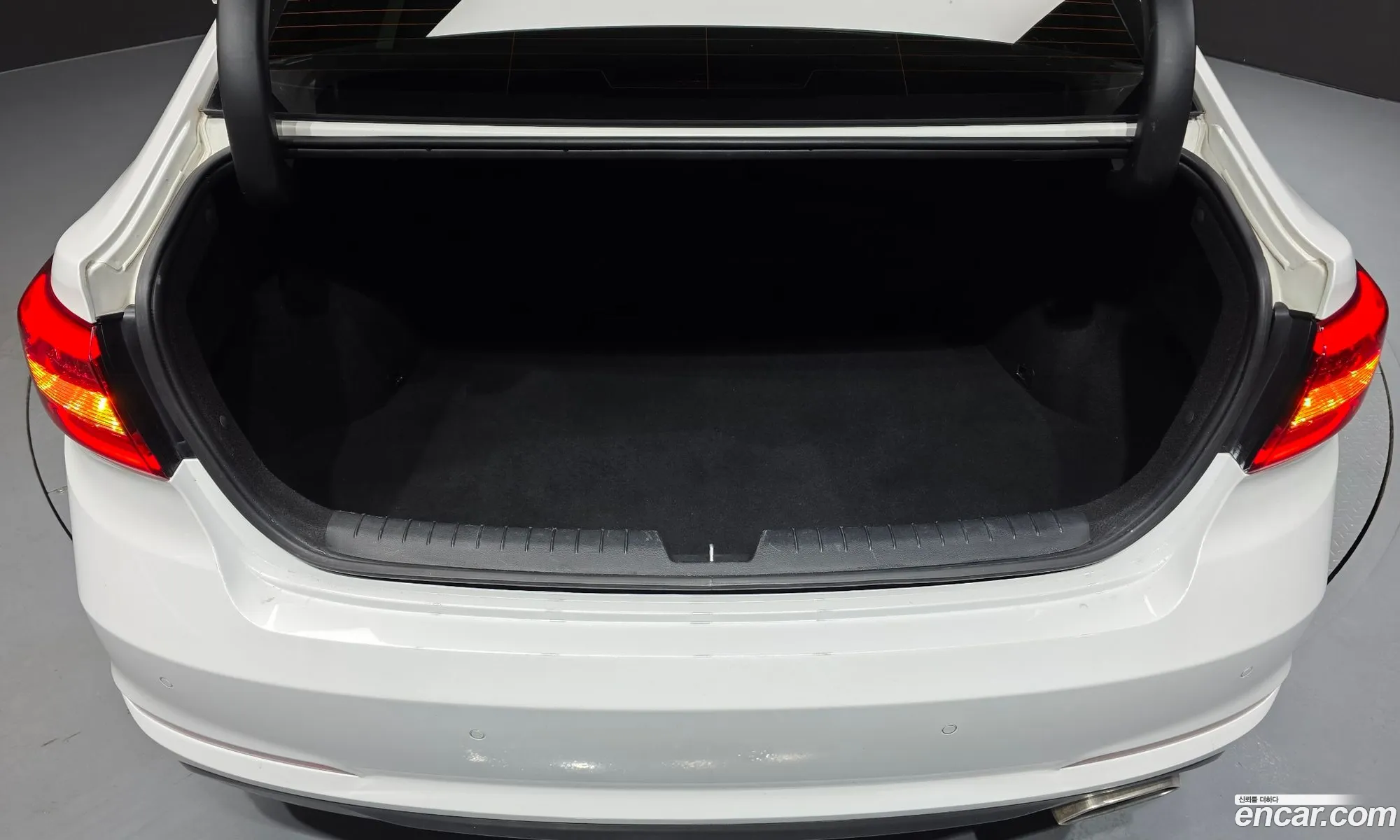Hyundai LF Sonata 2017 — 28