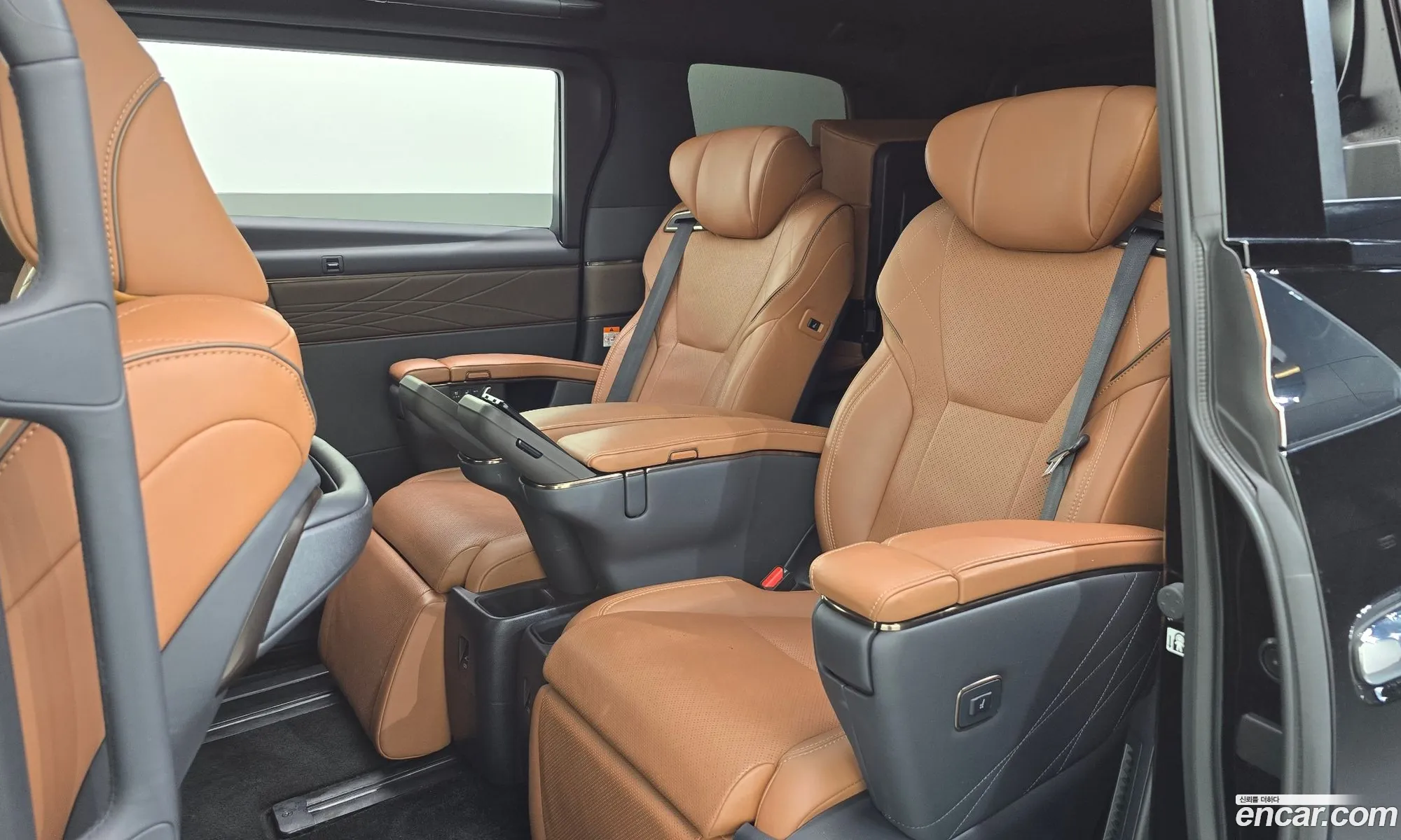 Toyota Alphard 2024 — 17