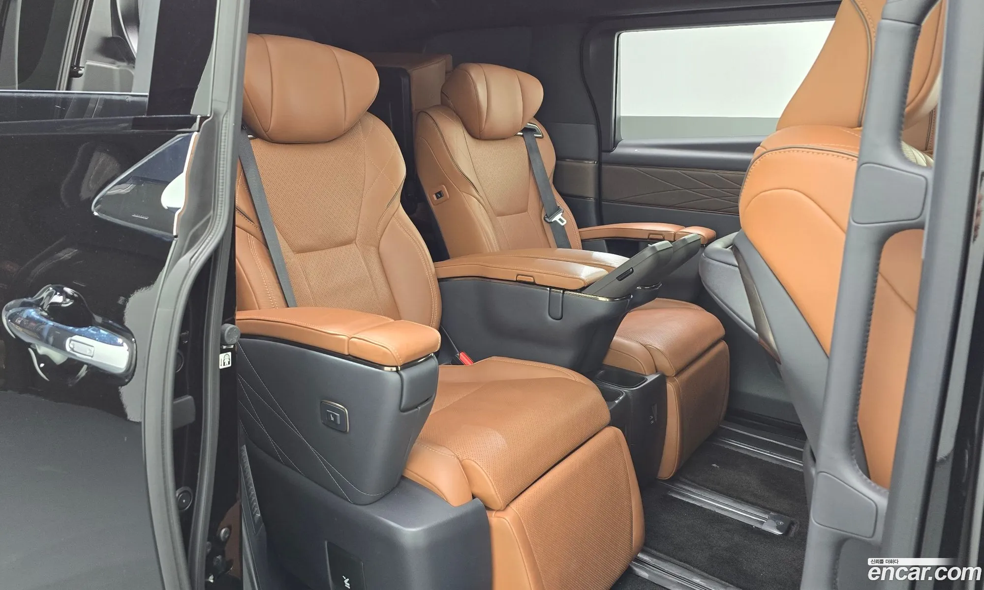 Toyota Alphard 2024 — 37