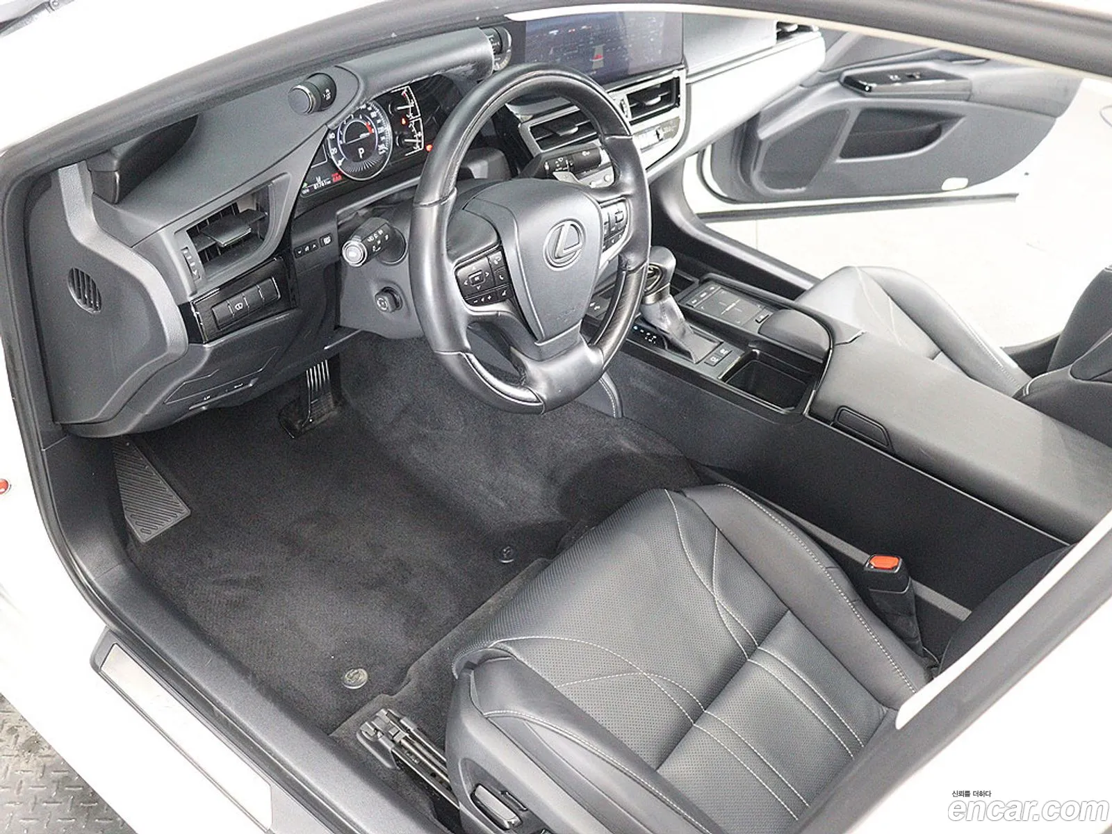 Lexus ES300h 7th Gen 2022 — 19