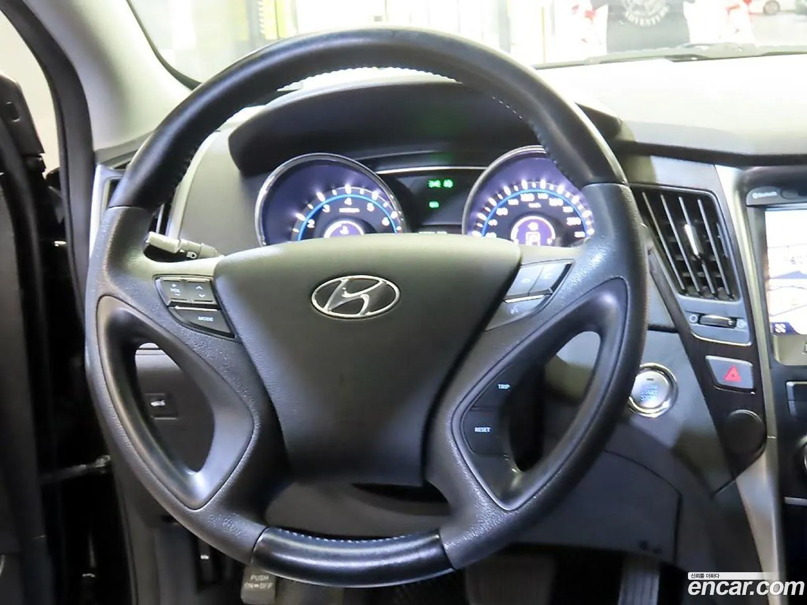 Hyundai YF Sonata 2012 — 10