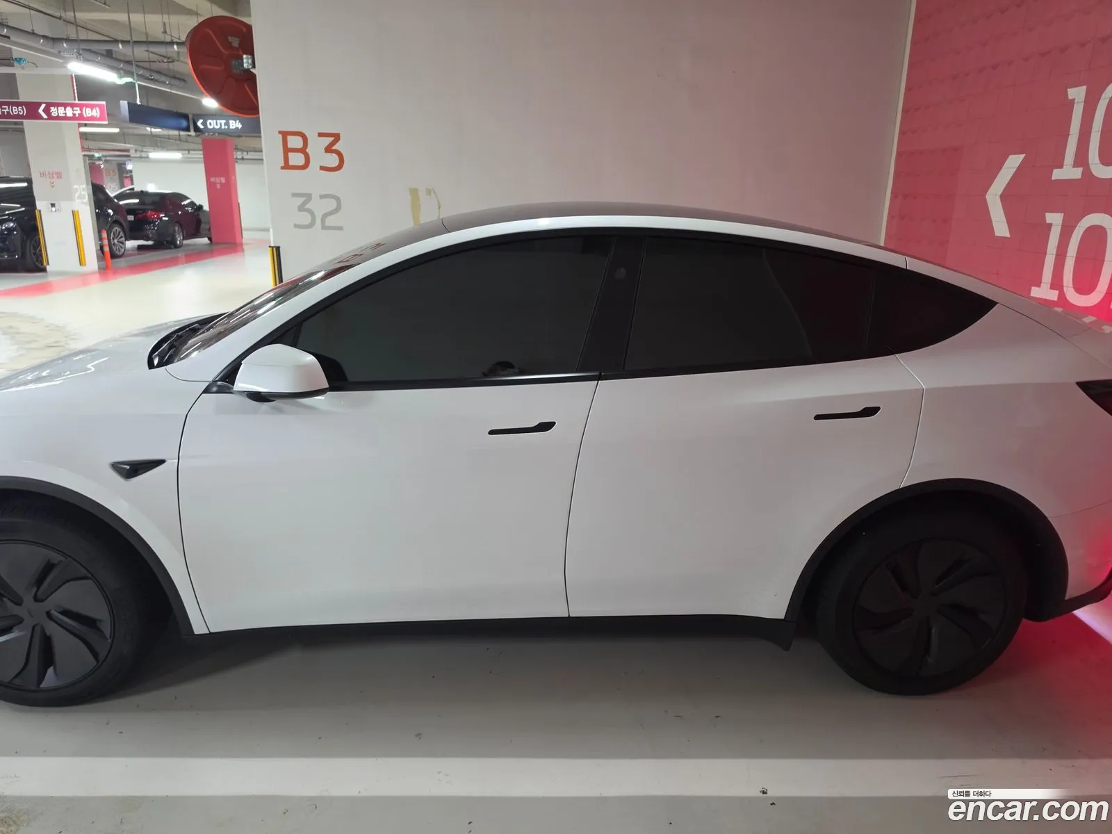 Tesla Model Y 2025 — 2