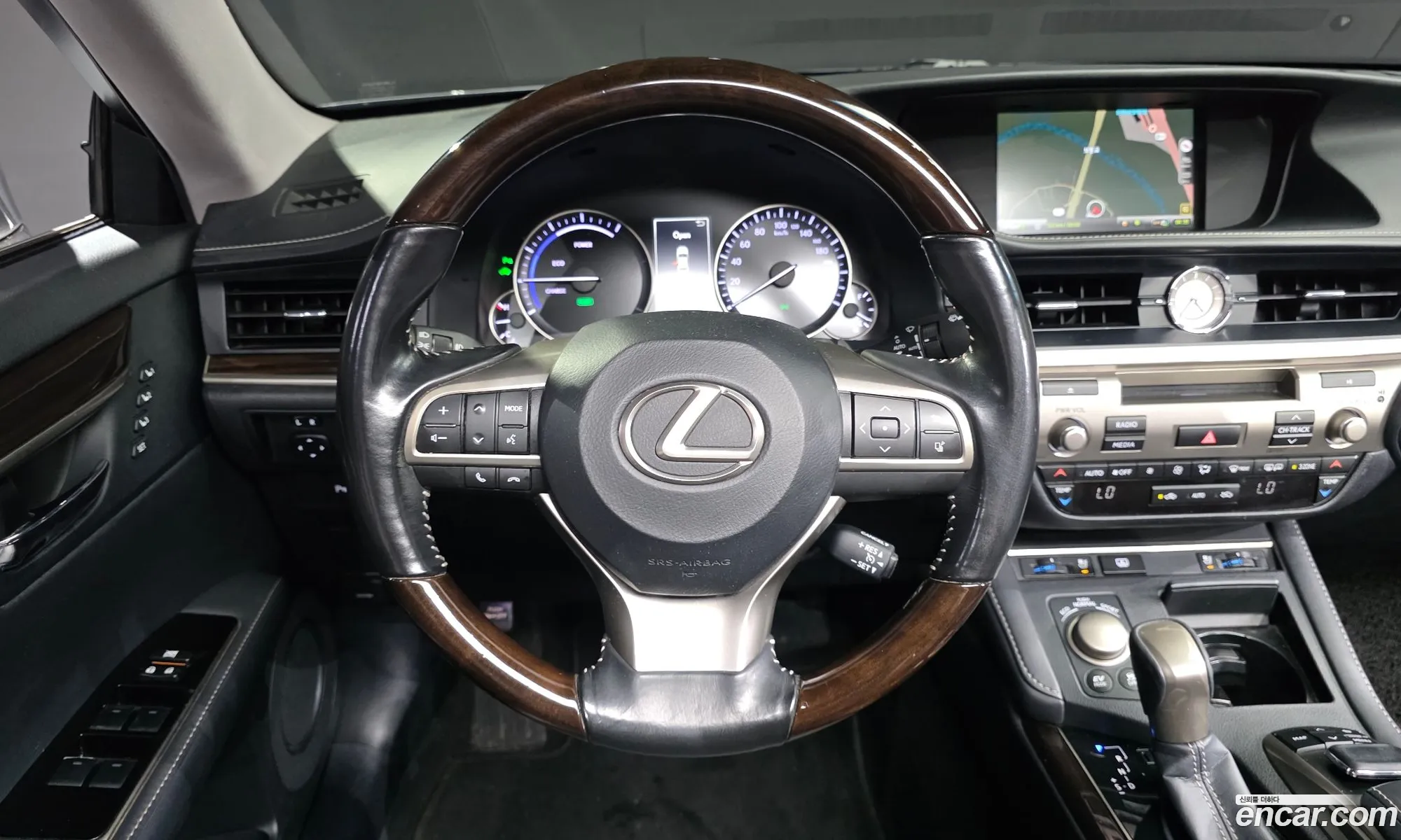 Lexus ES300h 2017 — 13