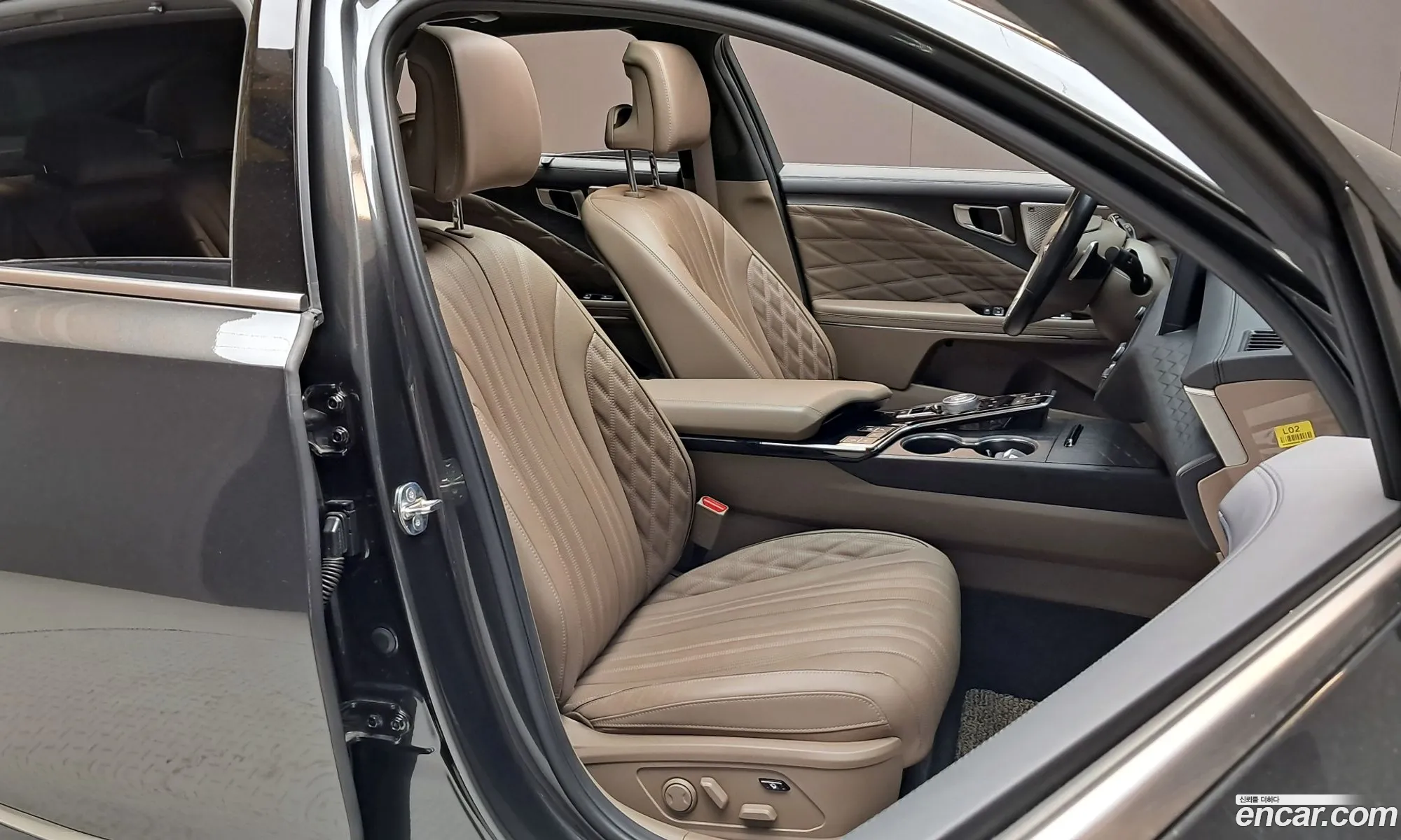 Kia K8 Hybrid 2023 — 28