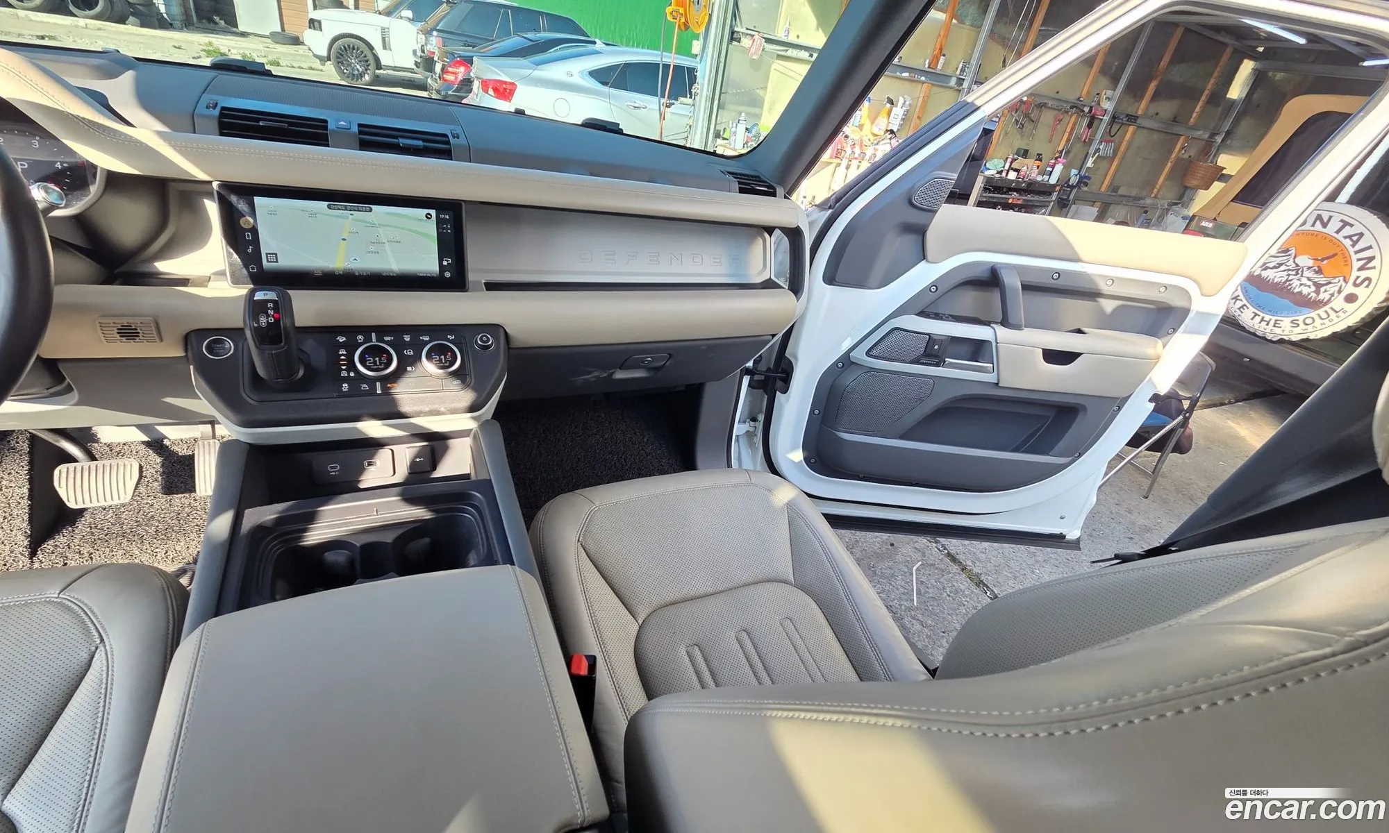 Land Rover Defender 2021 — 12