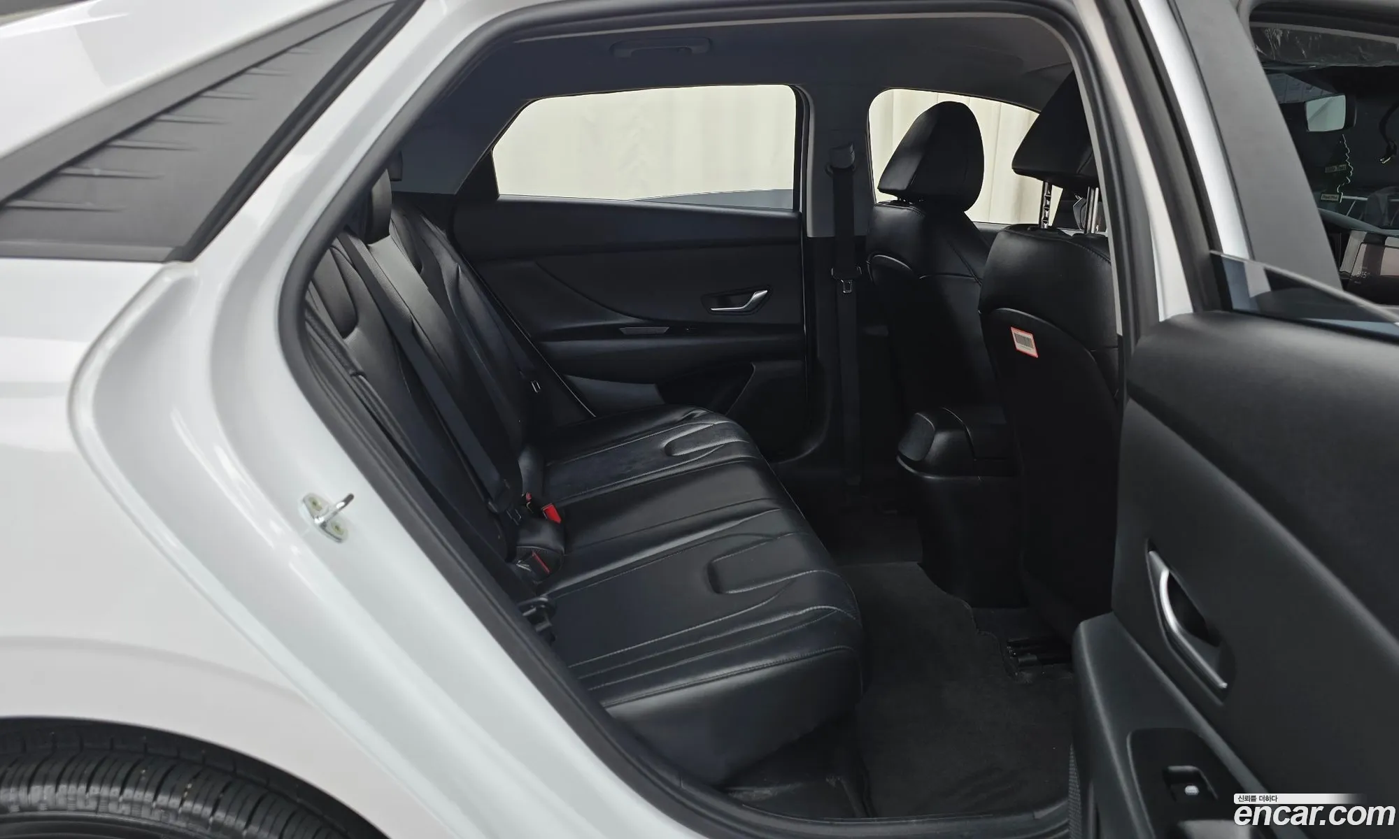 Hyundai Elantra Hybrid 2022 — 28