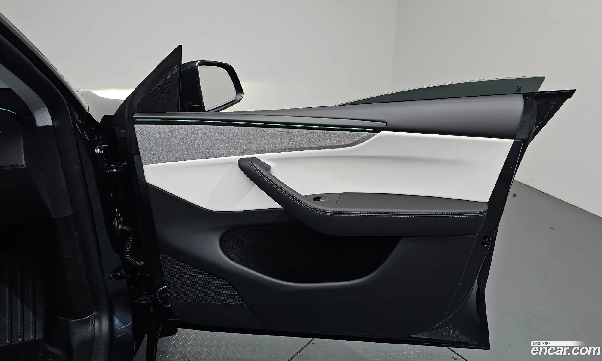 Tesla Model Y 2025 LRWYGCFJ8SC054242 — 31