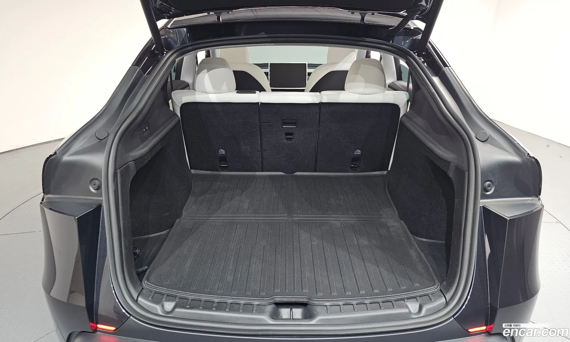 Tesla Model Y 2025 LRWYGCFJ8SC054242 — 34