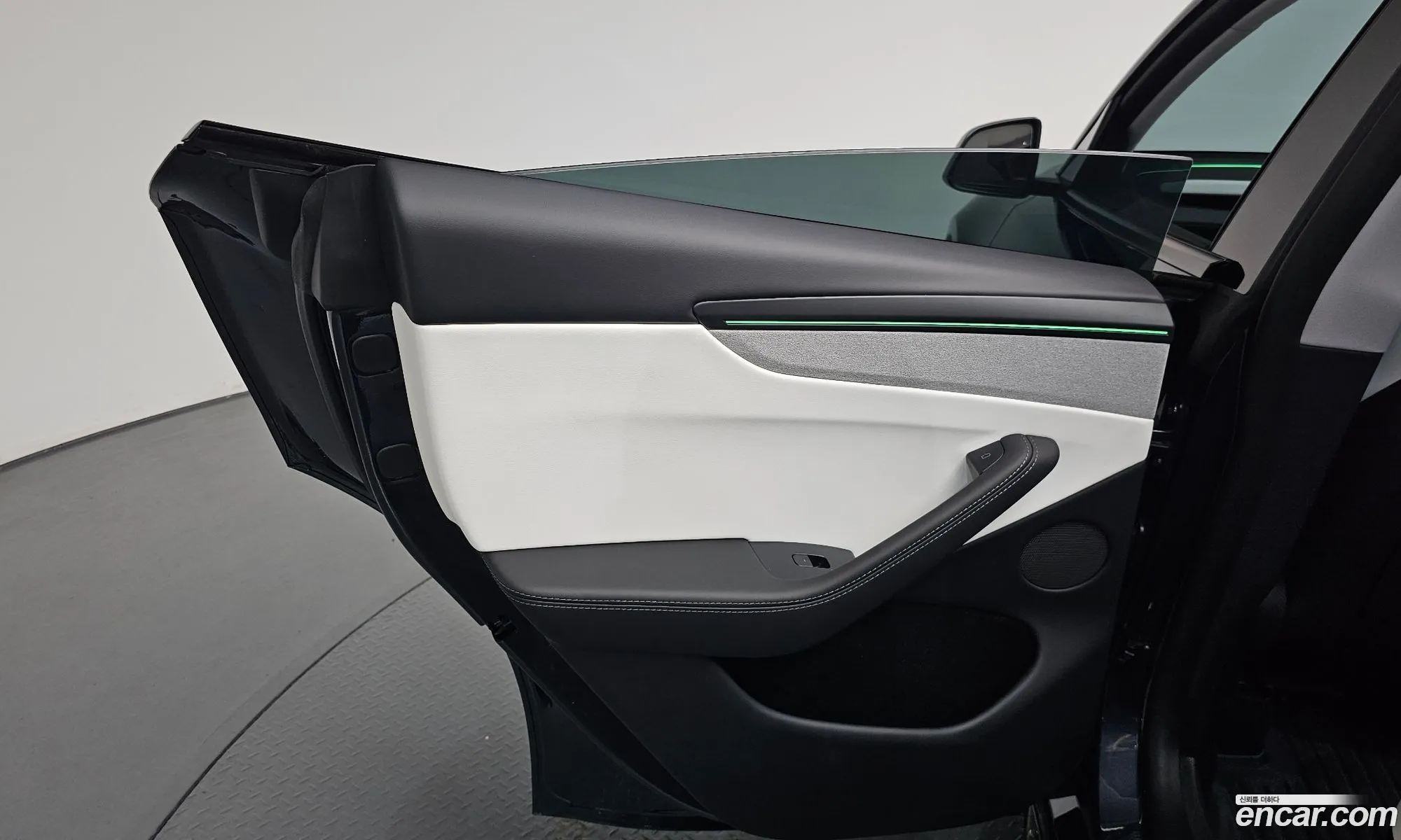 Tesla Model Y 2025 LRWYGCFJ8SC054242 — 35