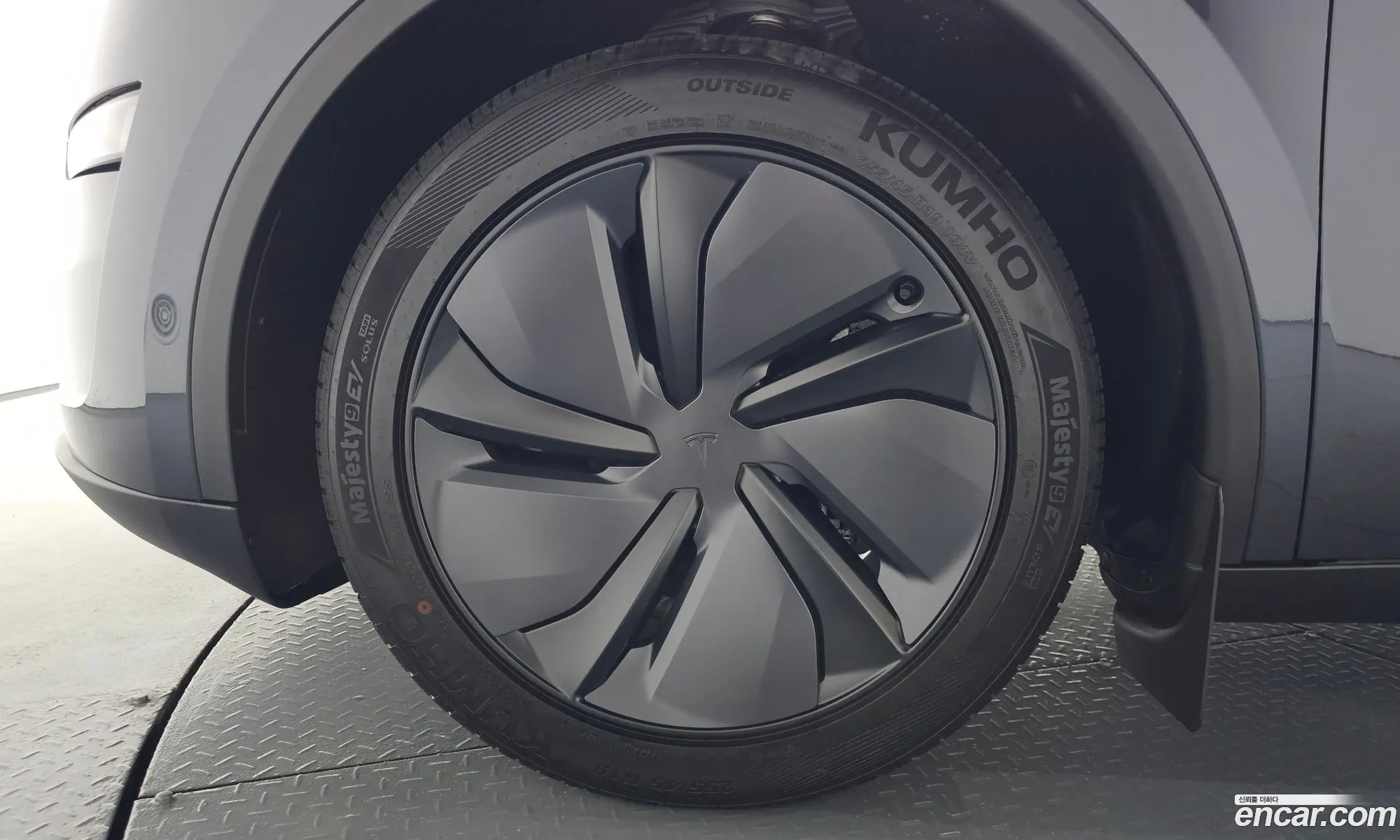 Tesla Model Y 2025 LRWYGCFJ8SC054242 — 3