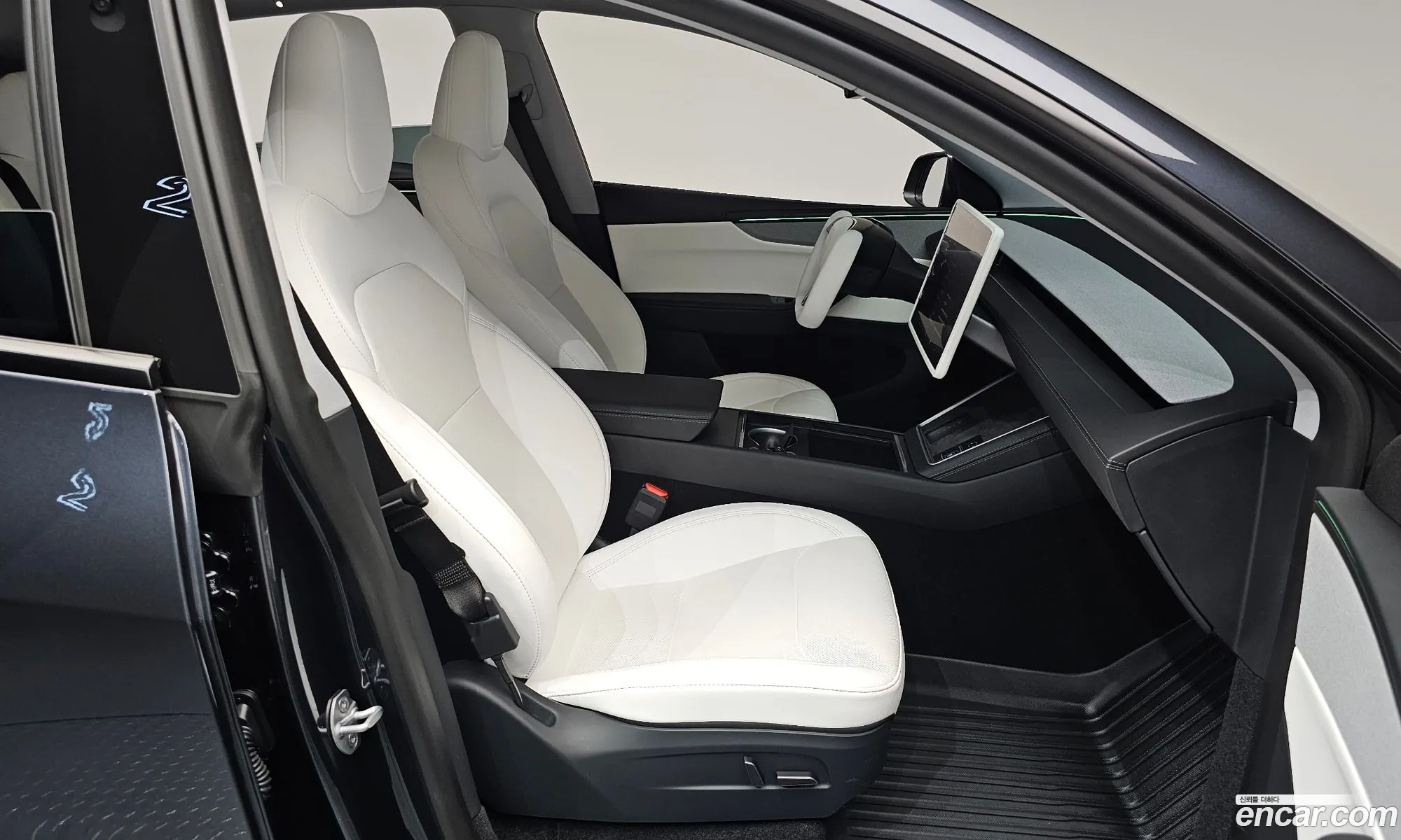 Tesla Model Y 2025 LRWYGCFJ8SC054242 — 27