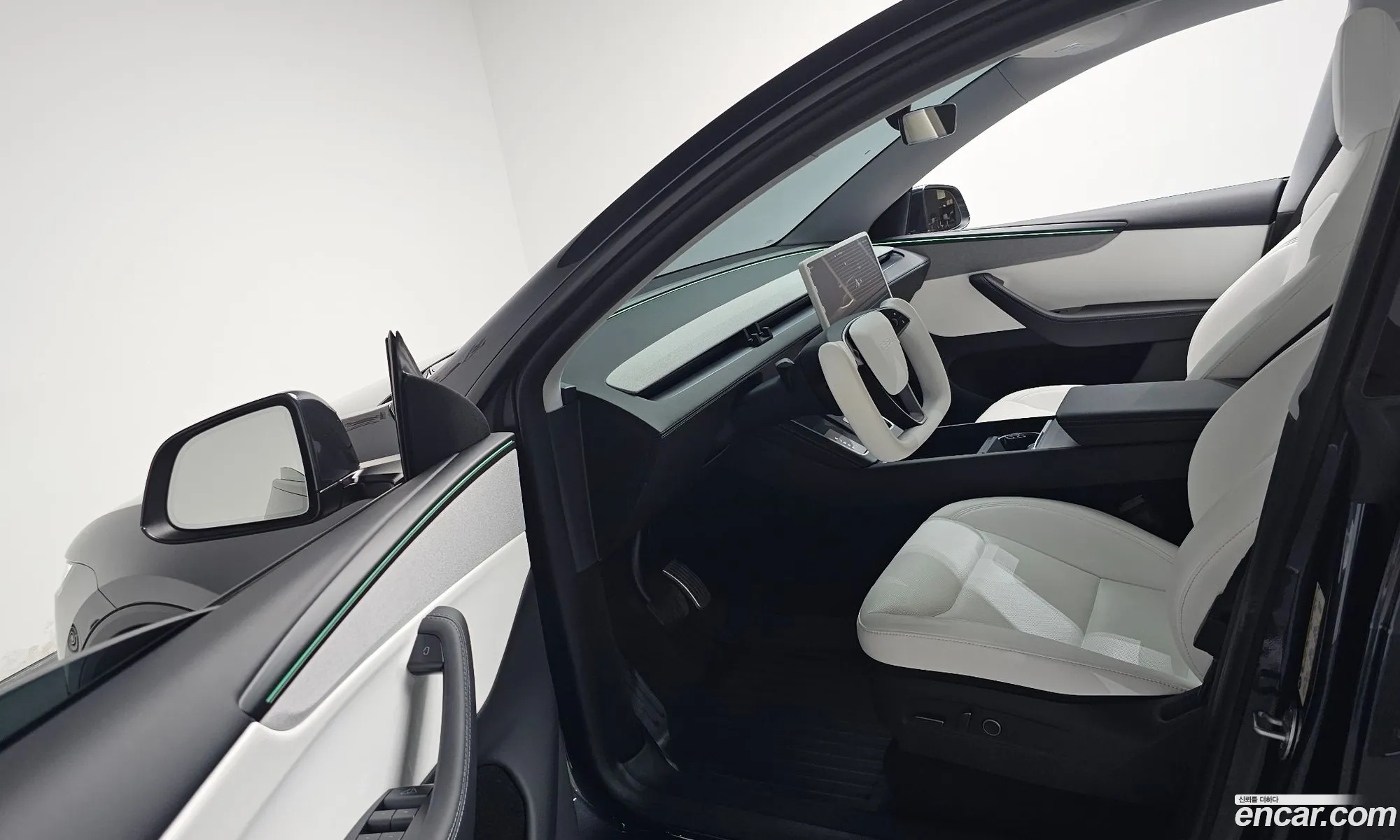 Tesla Model Y 2025 LRWYGCFJ8SC054242 — 28