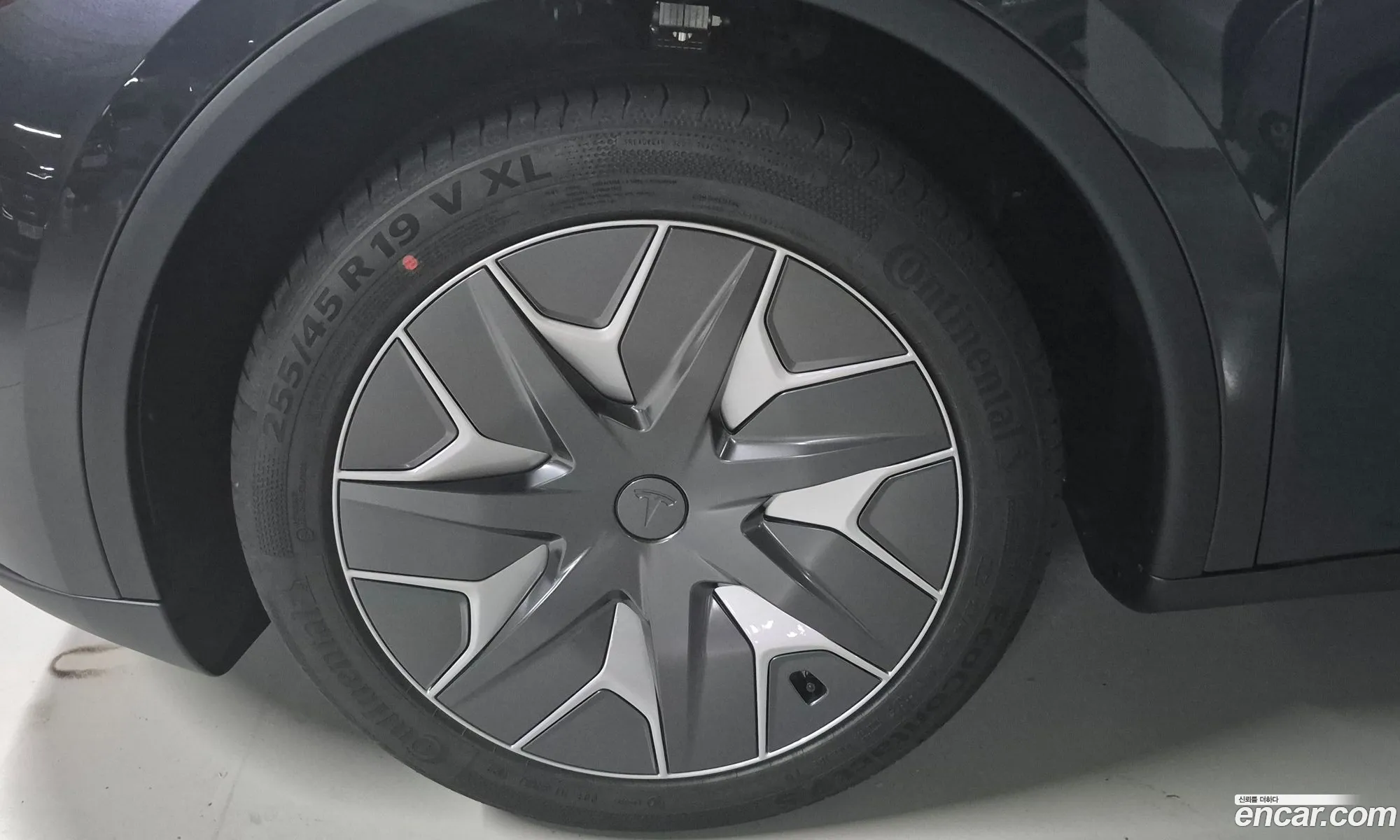 Tesla Model Y 2026 — 3