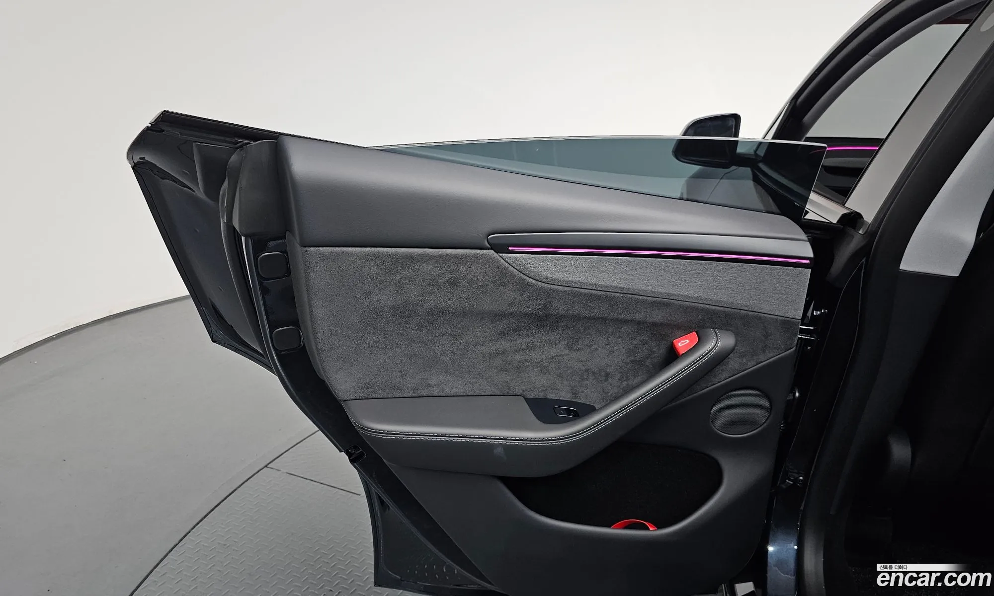 Tesla Model Y 2025 LRWYGCEK6SC202074 — 32