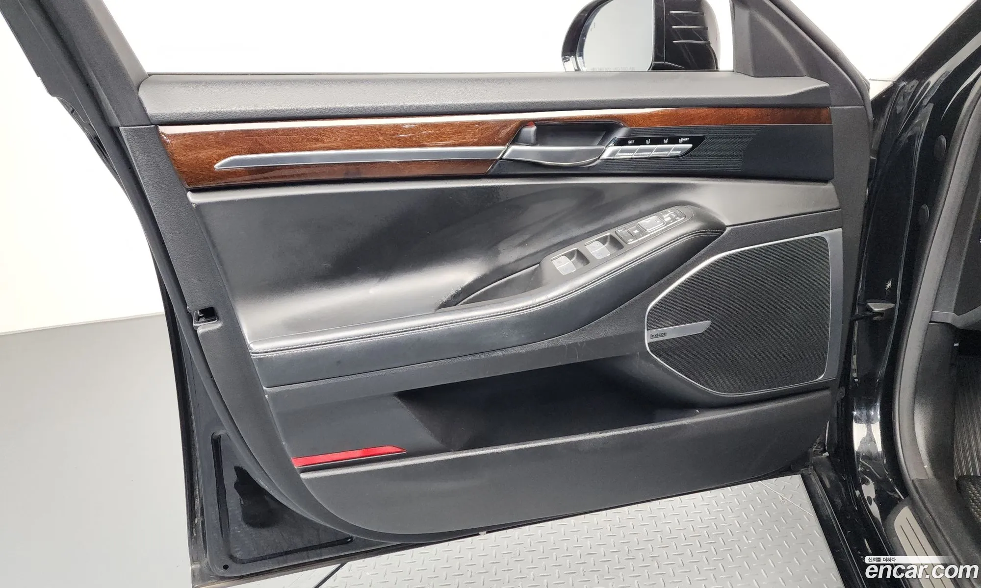 Genesis EQ900 2016 — 36