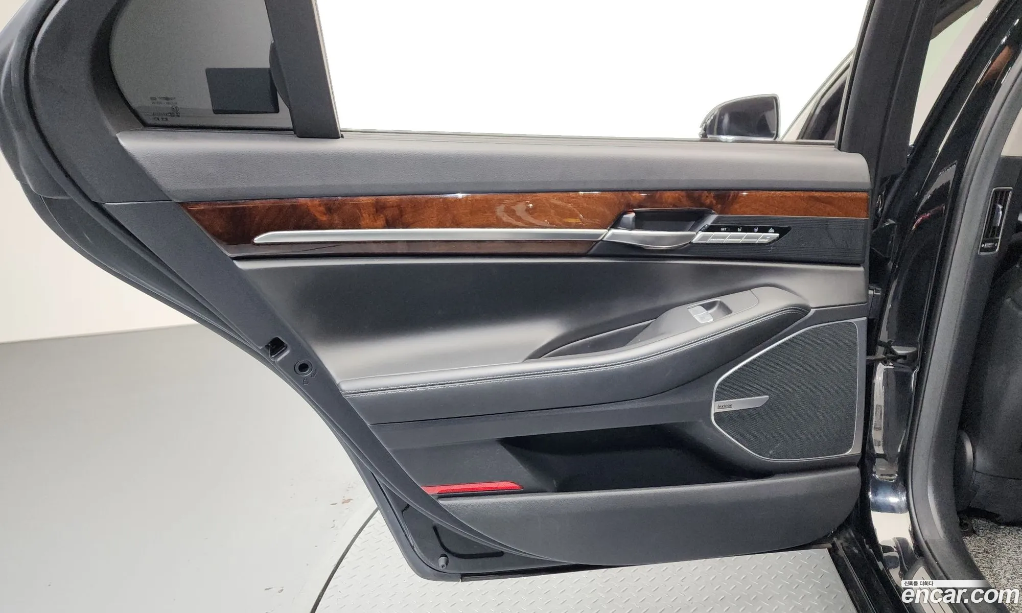 Genesis EQ900 2016 — 14